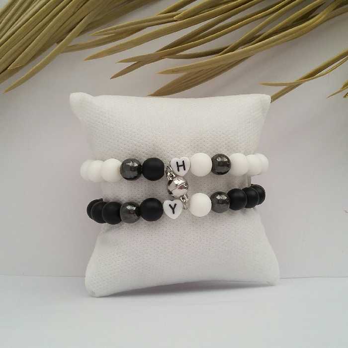 ست دستبند دوستی حرف اسم یا دستبند مگنتی ست دوتایی با سنگ های حدید و اونیکس سیاه و سفید و مهره حروف دلخواه شما (یک جفت)