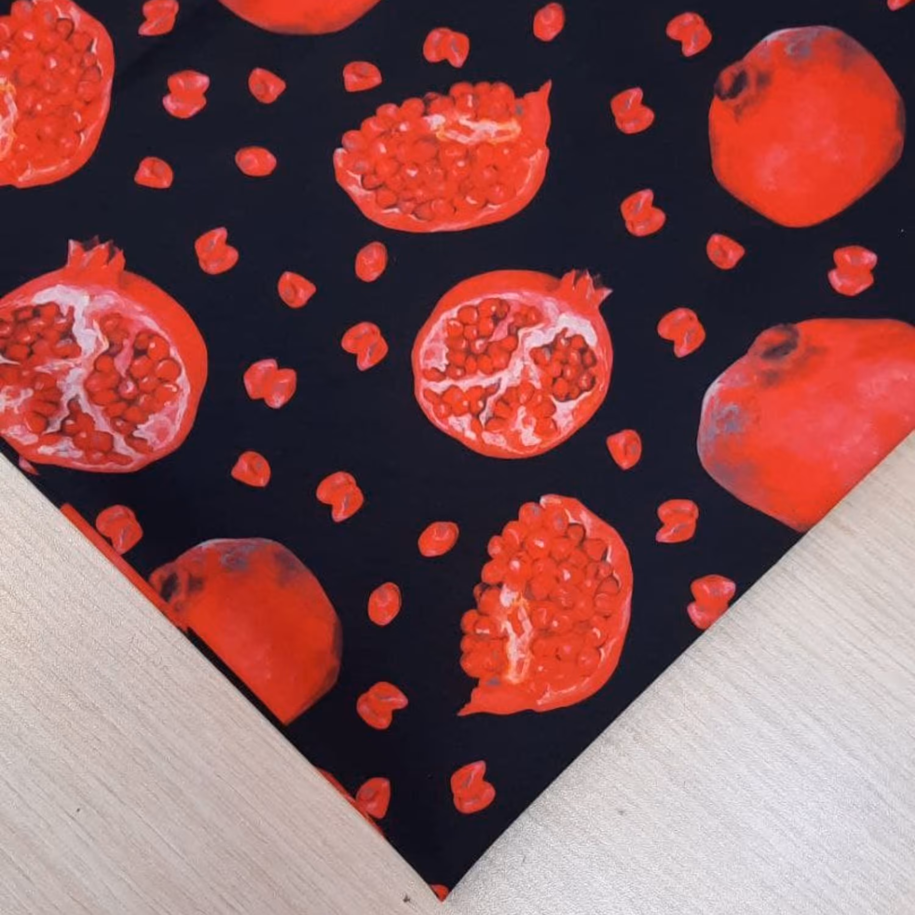 پارچه کرپ بوگاتی عرض 150 مناسب شب یلدا  در طرح های جذاب و متنوع (4)