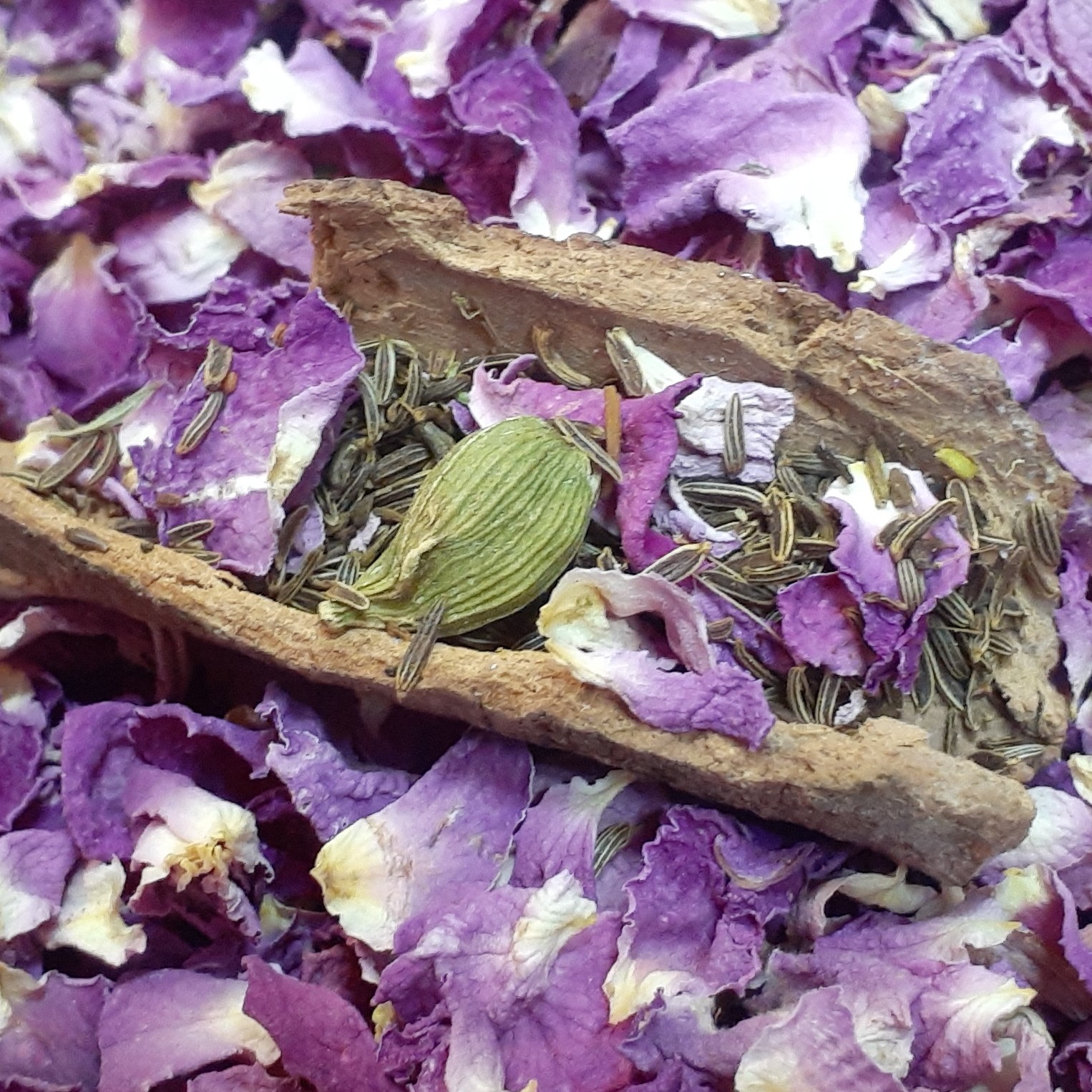 پرک گل محمدی با عطرو رنگ  بی نظیر  ( 100 گرم )