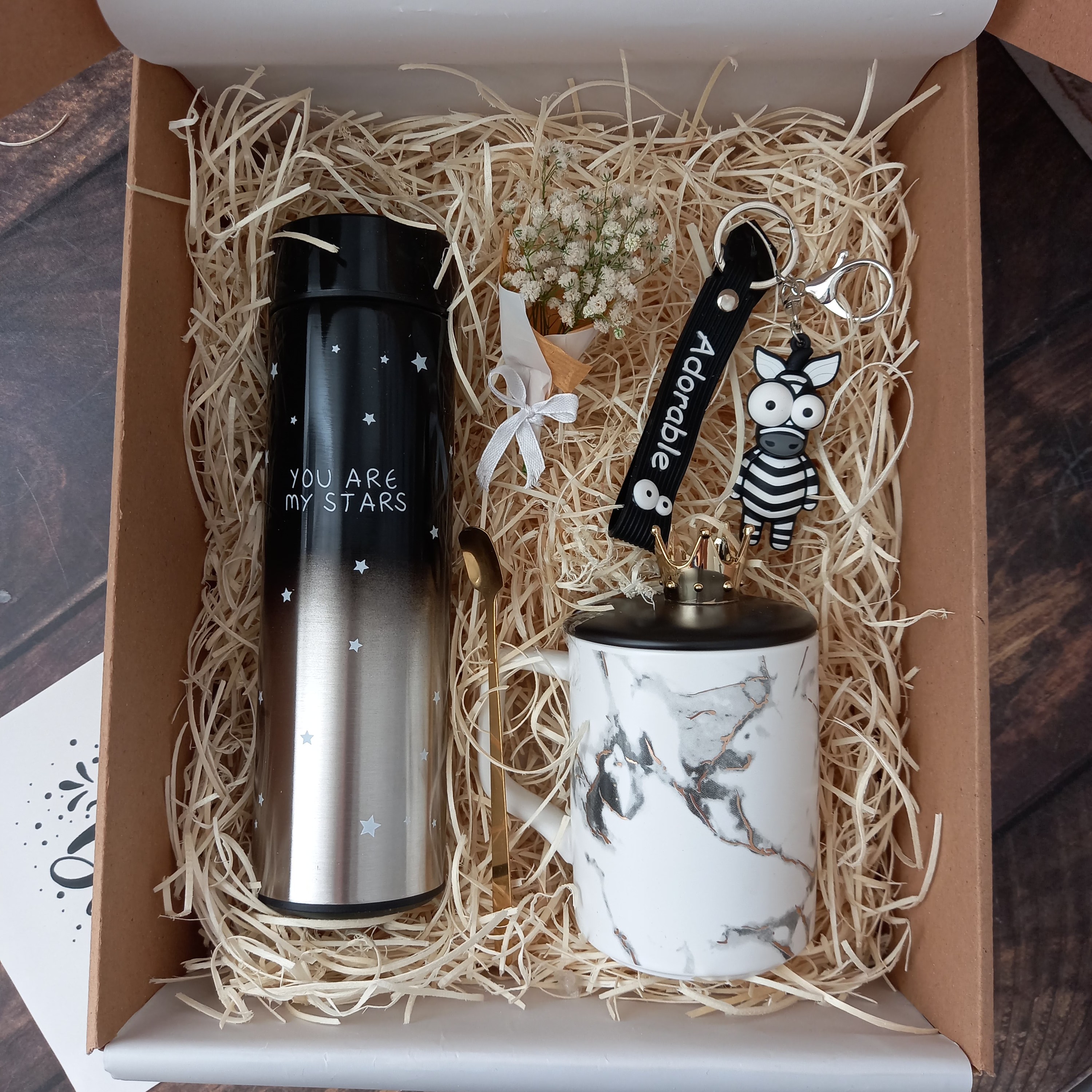 جعبه هدیه تولد (روز مرد و ولنتاین) شامل ماگ سرامیکی در دار  به همراه قاشق و سرکلیدی سیلیکونی و فلاسک استیل دماسنج دار