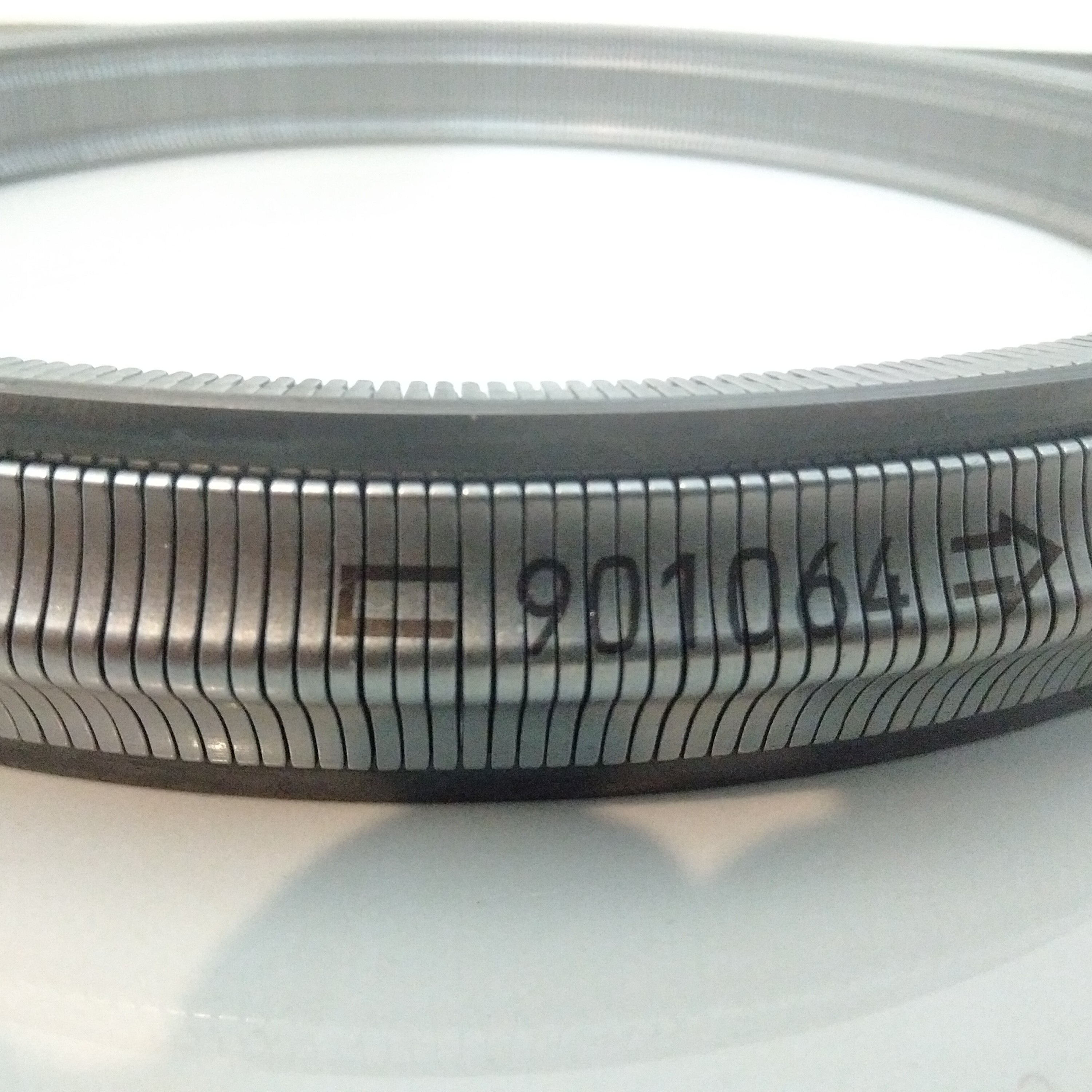 زنجیر  فلزی گیربکس اتوماتیک CVT. دارای طول عمر  500 هزار کیلوتر