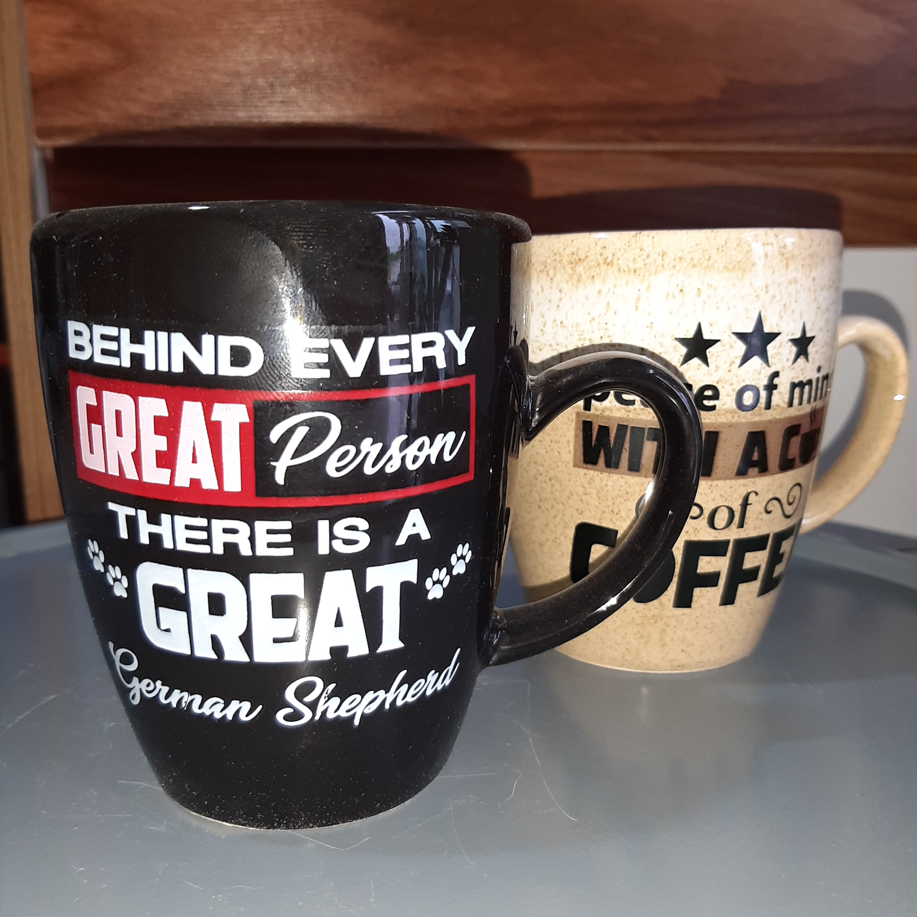 ماگ سرامیکی دسته دار در دو رنگ مشکی با ارتفاع 11 سانتی متر و قطر 9 سانتیمتر