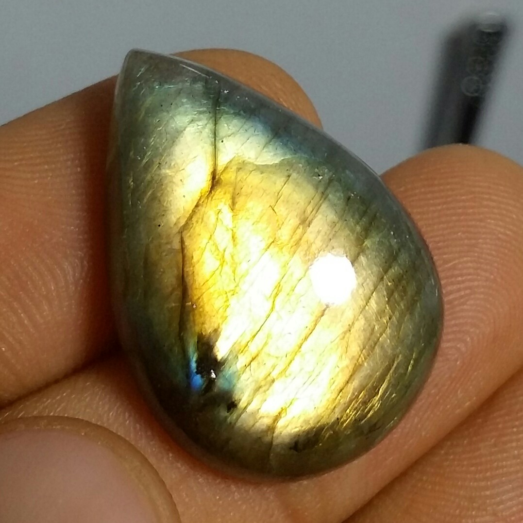 نگین لابرادوریت وارداتی از کشور لابرادور کانادا با تلالوئی بسیار بی نظیر و کمیاب کد 11164