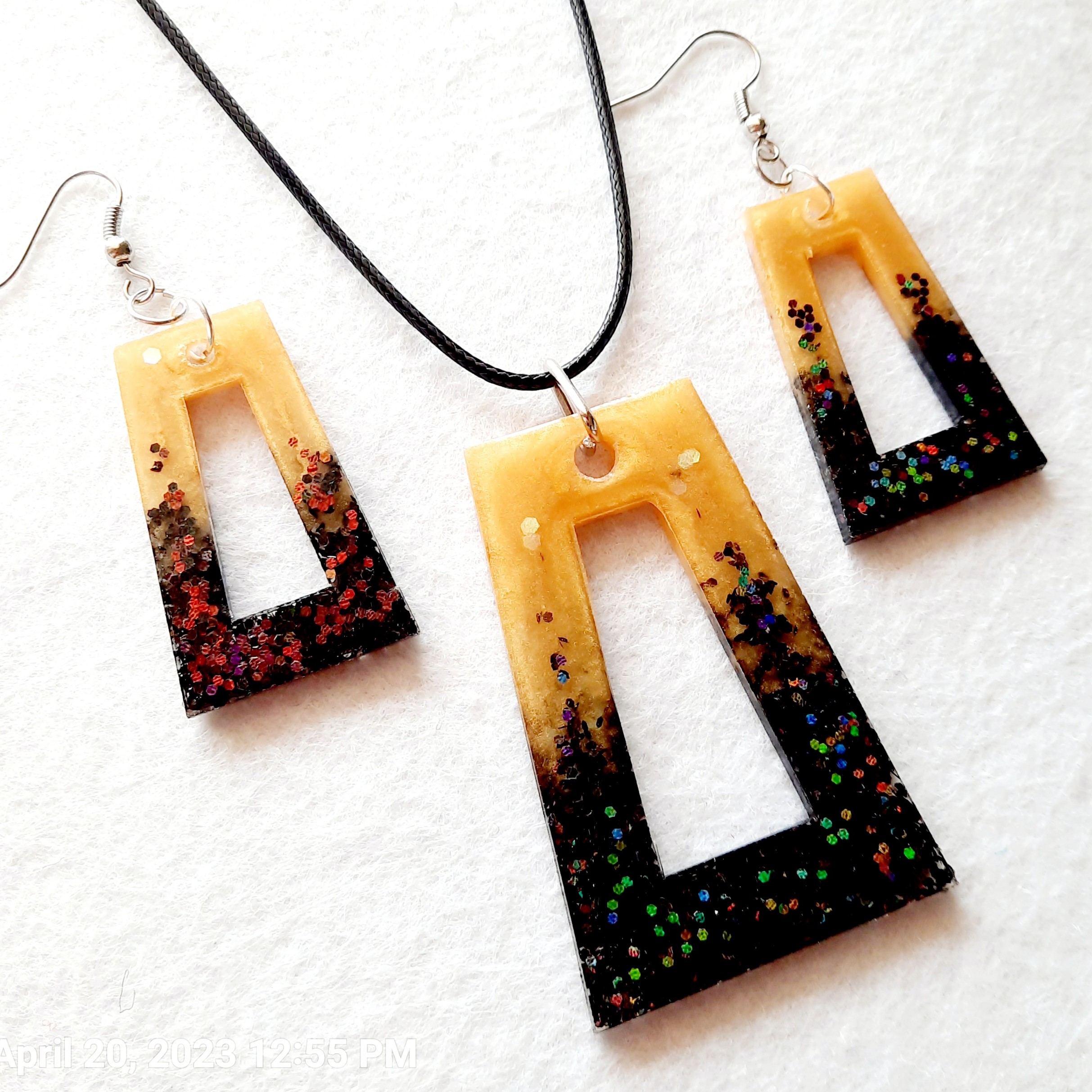 نیم ست زنانه رزینی مدل اکلیلی هالوگرامی با بند 60 سانتیمتری چرم پوست ماری 