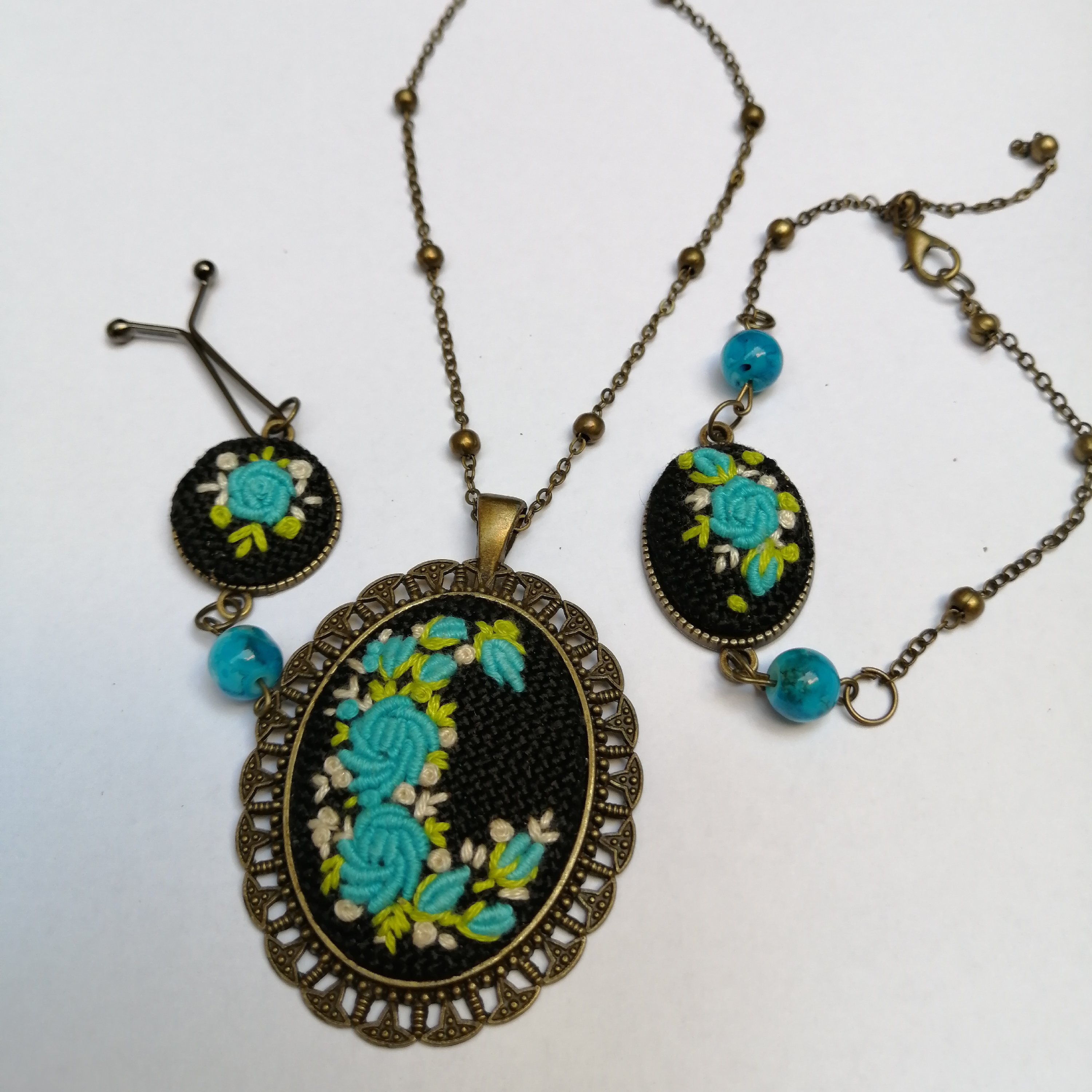 ست گردنبند و دستبند و گیره گلدوزی 