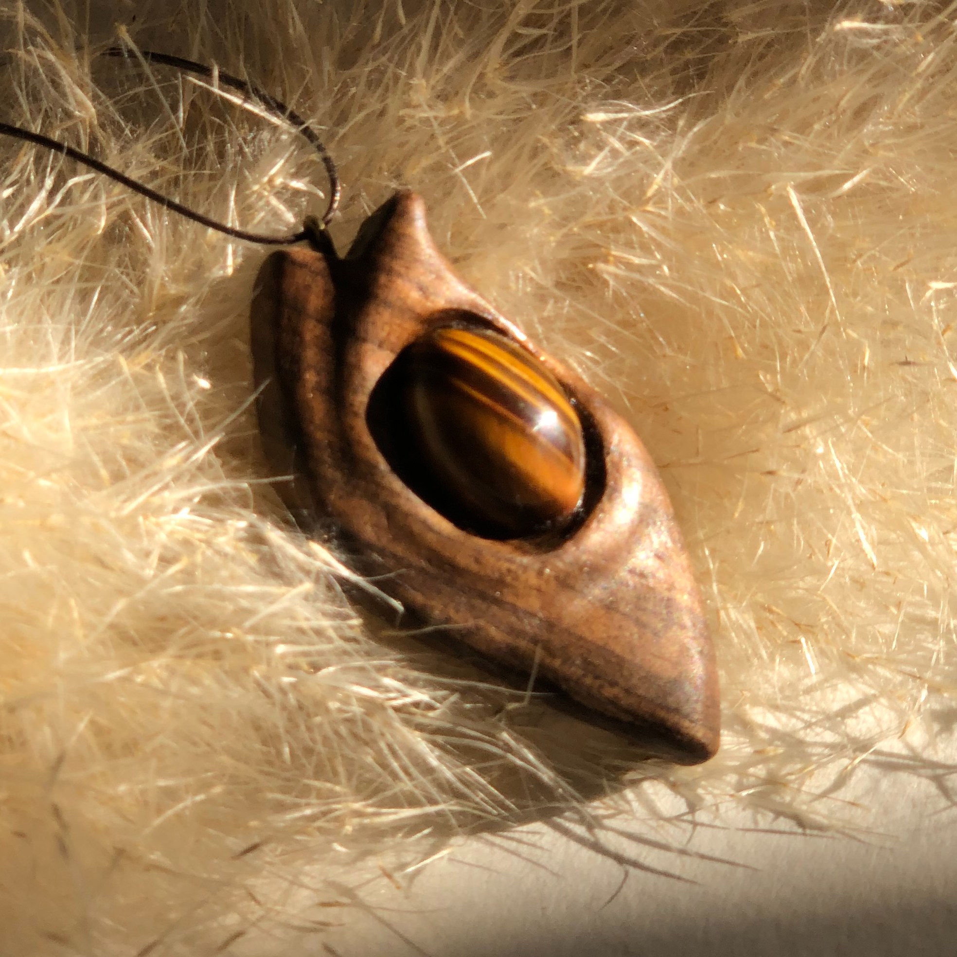 گردنبند چوب گردو و سنگ چشم ببر