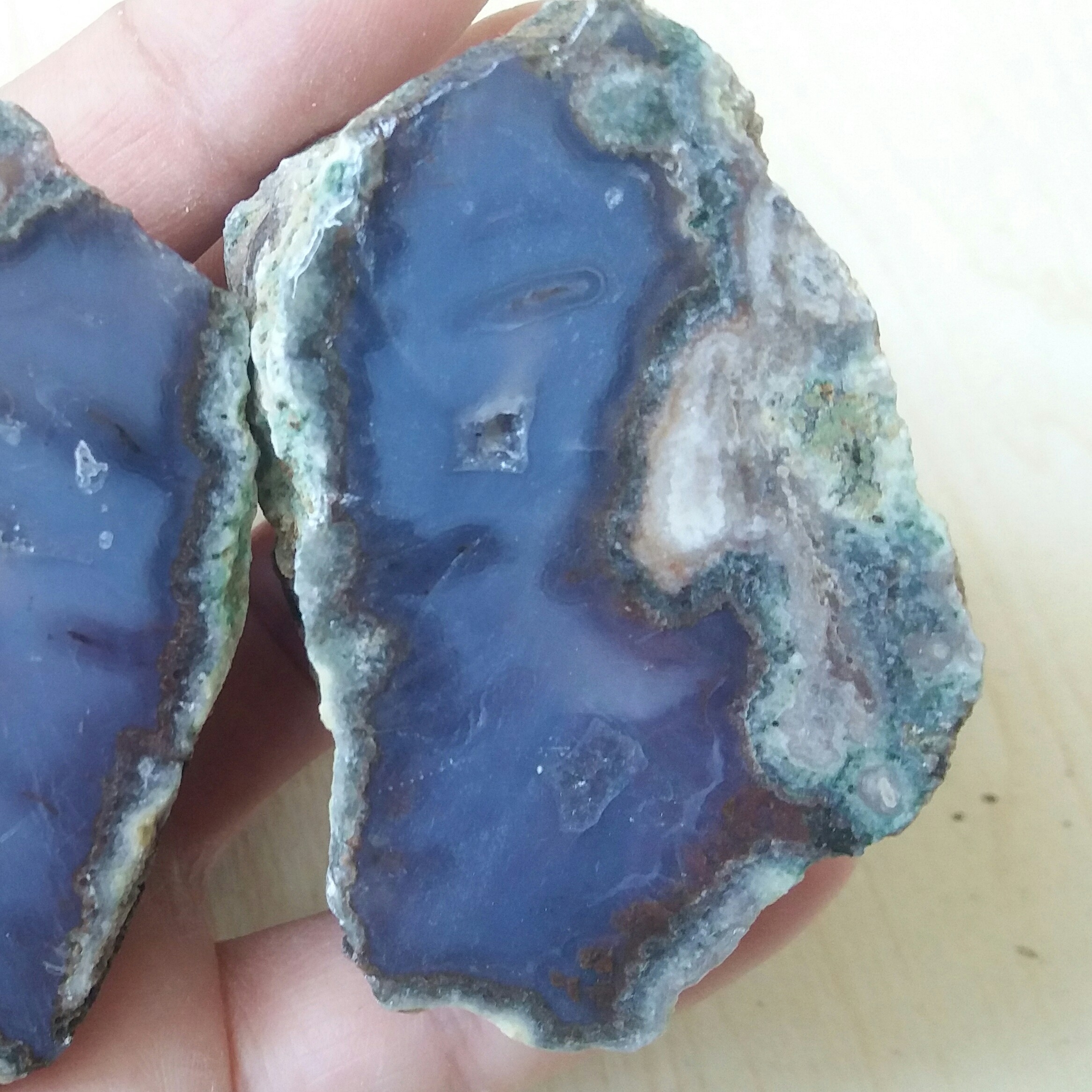 عقیق اصل سنگ عقیق رنگی معدنی با رنگ طبیعی و خواص فراوان مناسب دکور منزل و ویترین مغازه و ساخت نگین 6 سانته