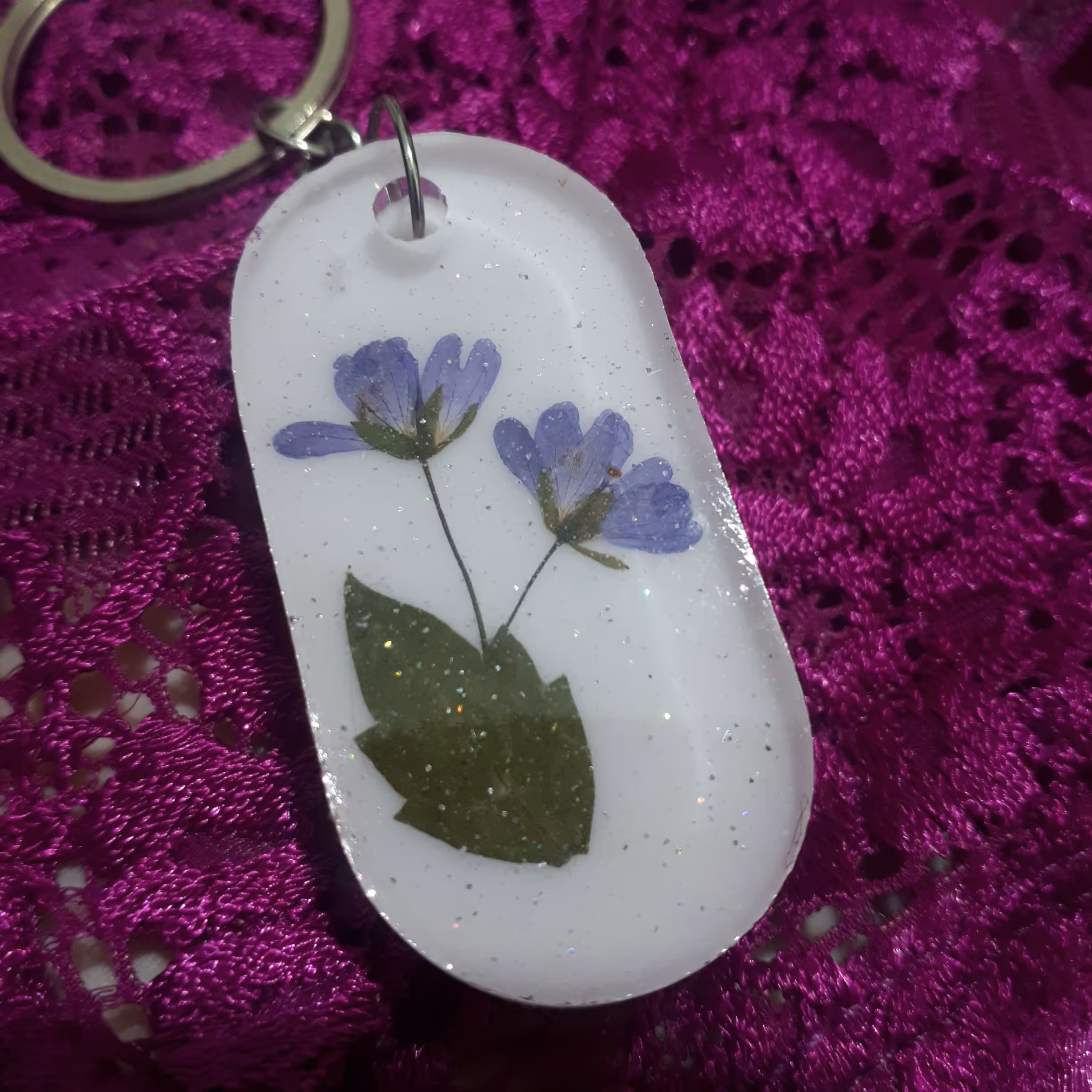 جاکلیدی و آویز کیف رزینی دستساز  بیضی با برگ و گل طبیعی