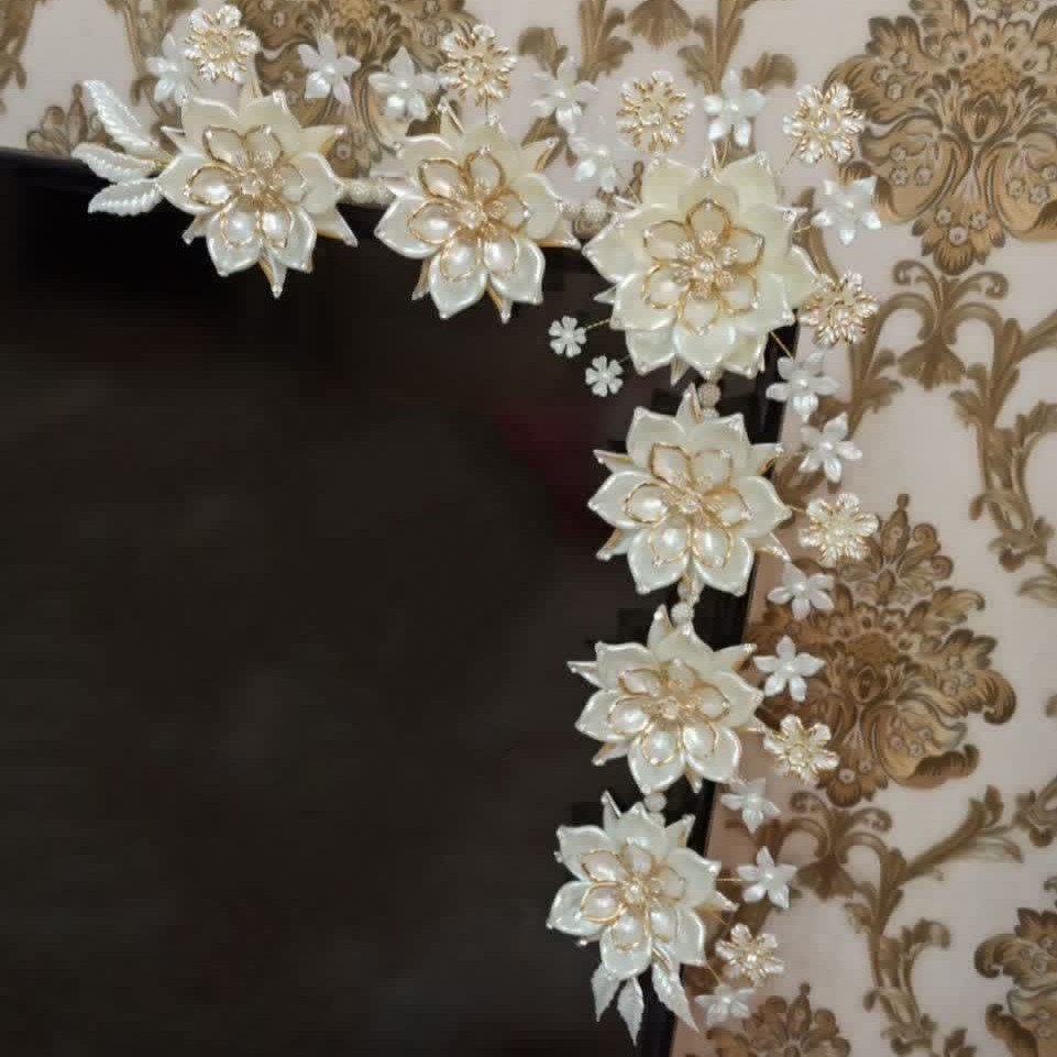 گل کریستالی مخصوص تزئین تلویزیون، رنگ صدفی-لب طلایی، بسیار زیبا و درخشان، ضد خط و خش.