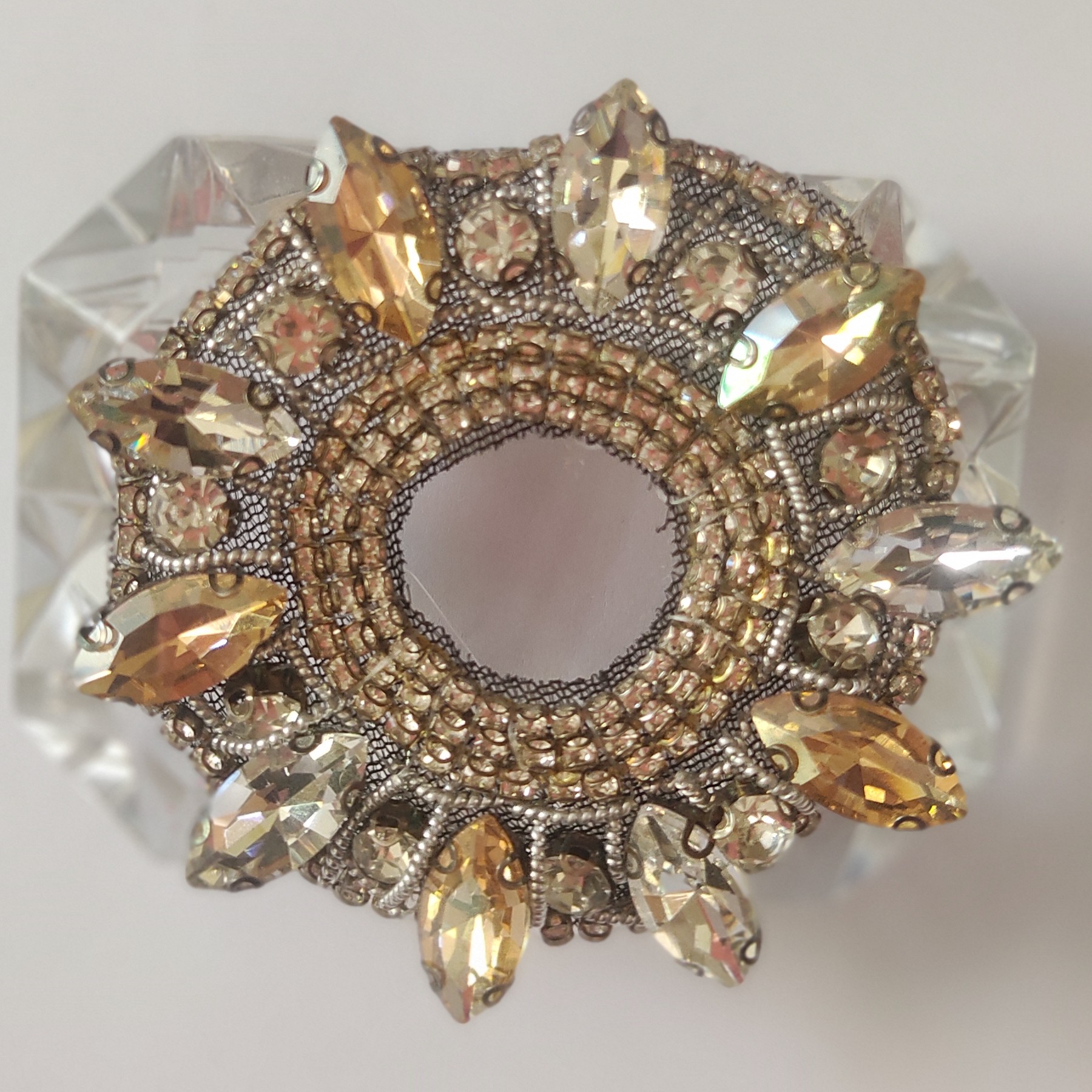 سنجاق سینه طرح خورشید