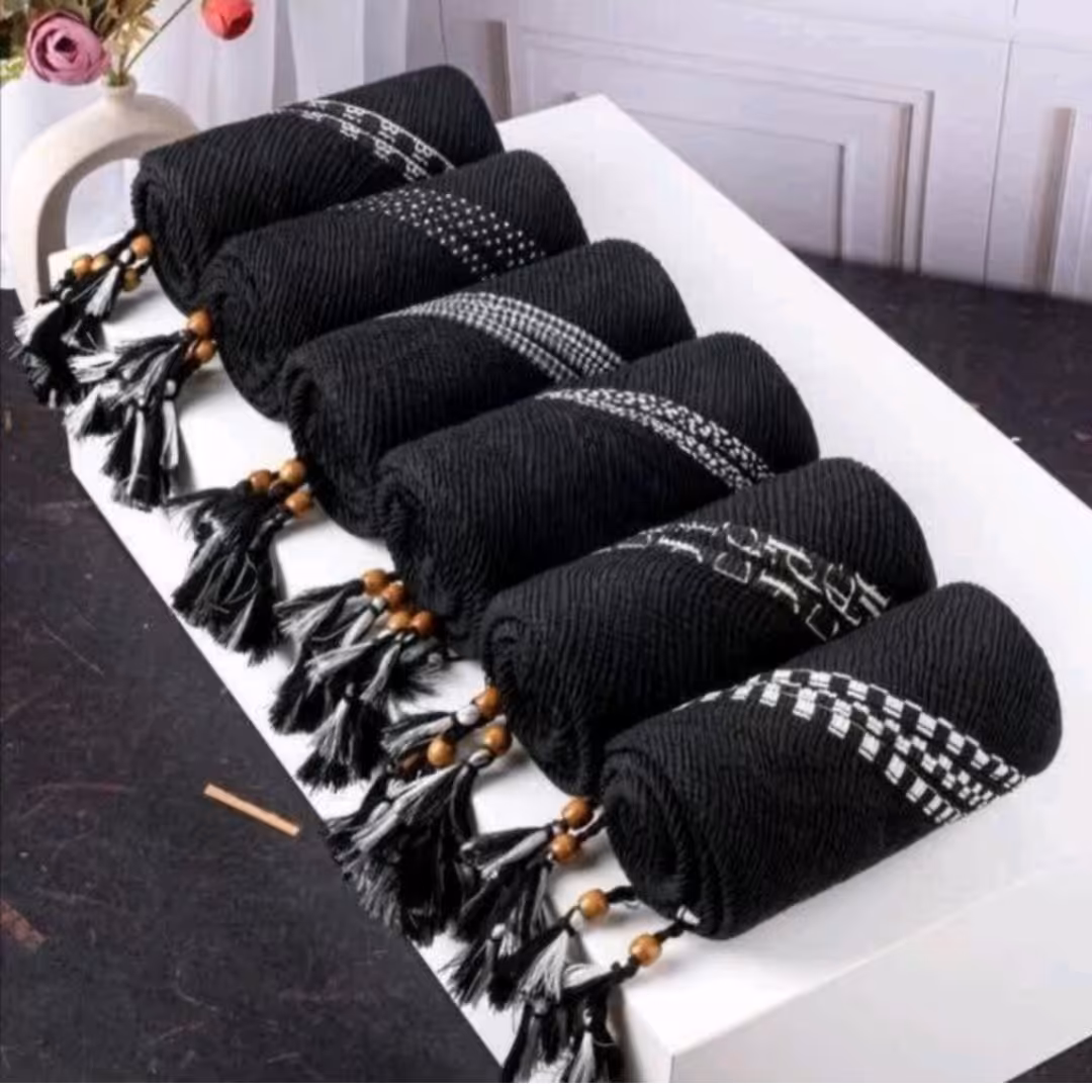 (روسری توتیا قم) شال پلیسه مشکی دور نوار وارداتی اصل