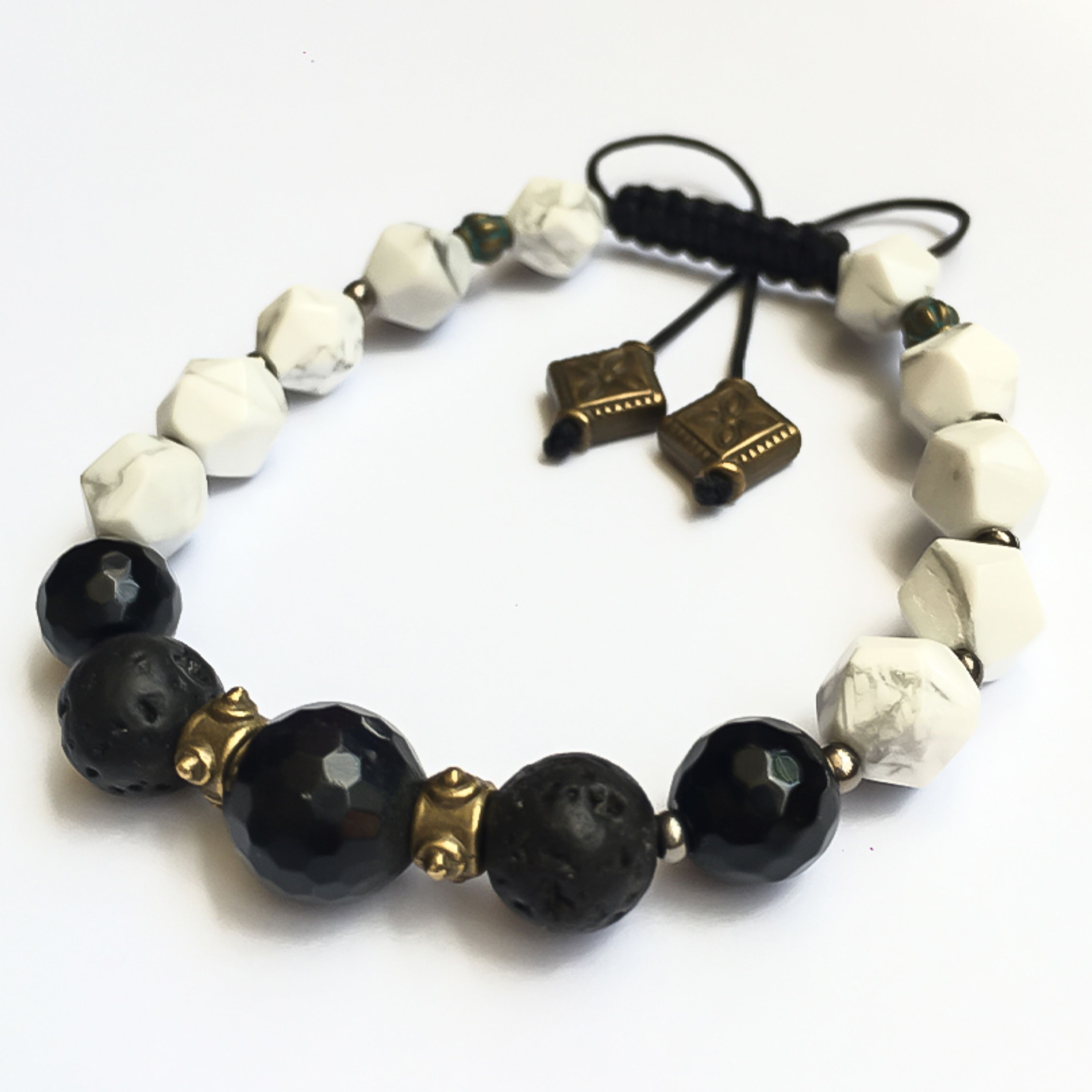 دستبند مدل کردستان با سنگ های هولیت تراش ستاره ای و لاوا و عقیق به رنگ سفید و سیاه