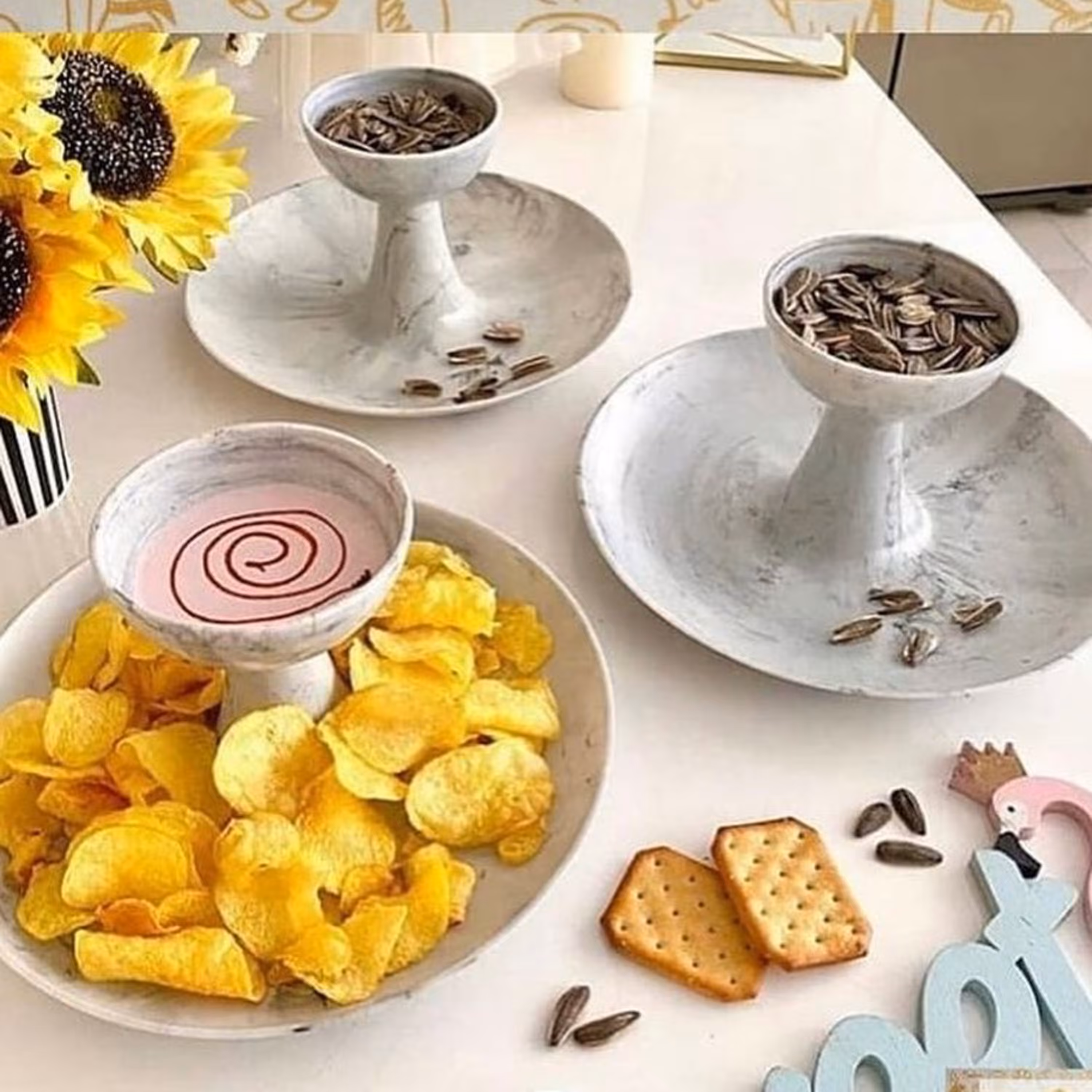 ظرف چیپس و ماست و تنفلات.جنس پلاستیک مرغوب. کاسه کوچک جدا میشود.کف 20 ارتفاع 12