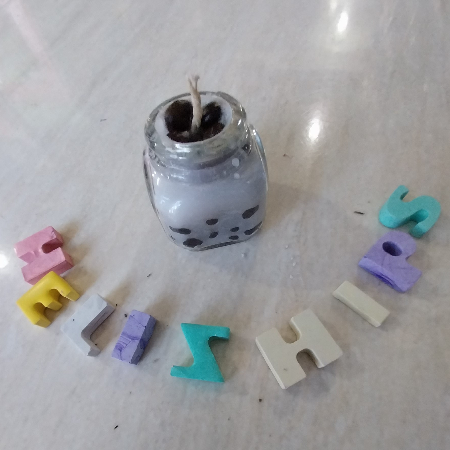 شمع بسته شیشه ای مربعی با دانه قهوه در فلزی