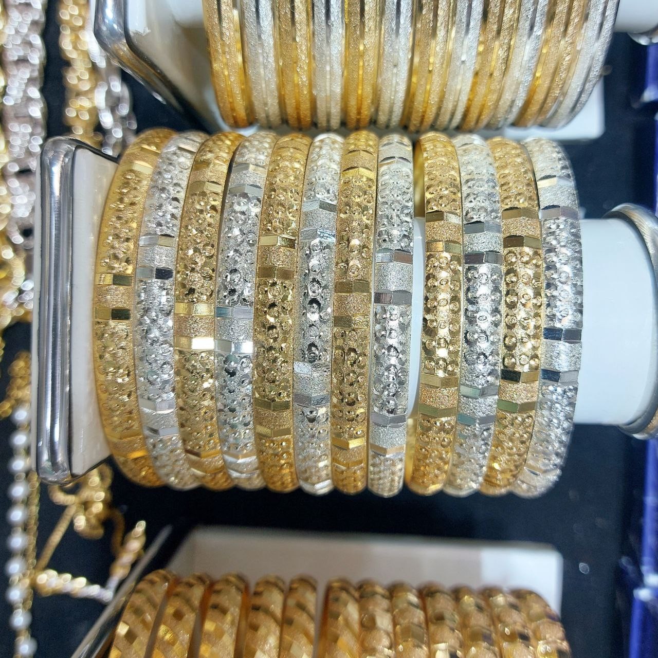 النگو زنانه
مارکدار و شماره دار
مشابه طلا و رنگ ثابت
حتی تماس با وایتکس
سایز 1تا 5 زنانه
پک 3 تایی 