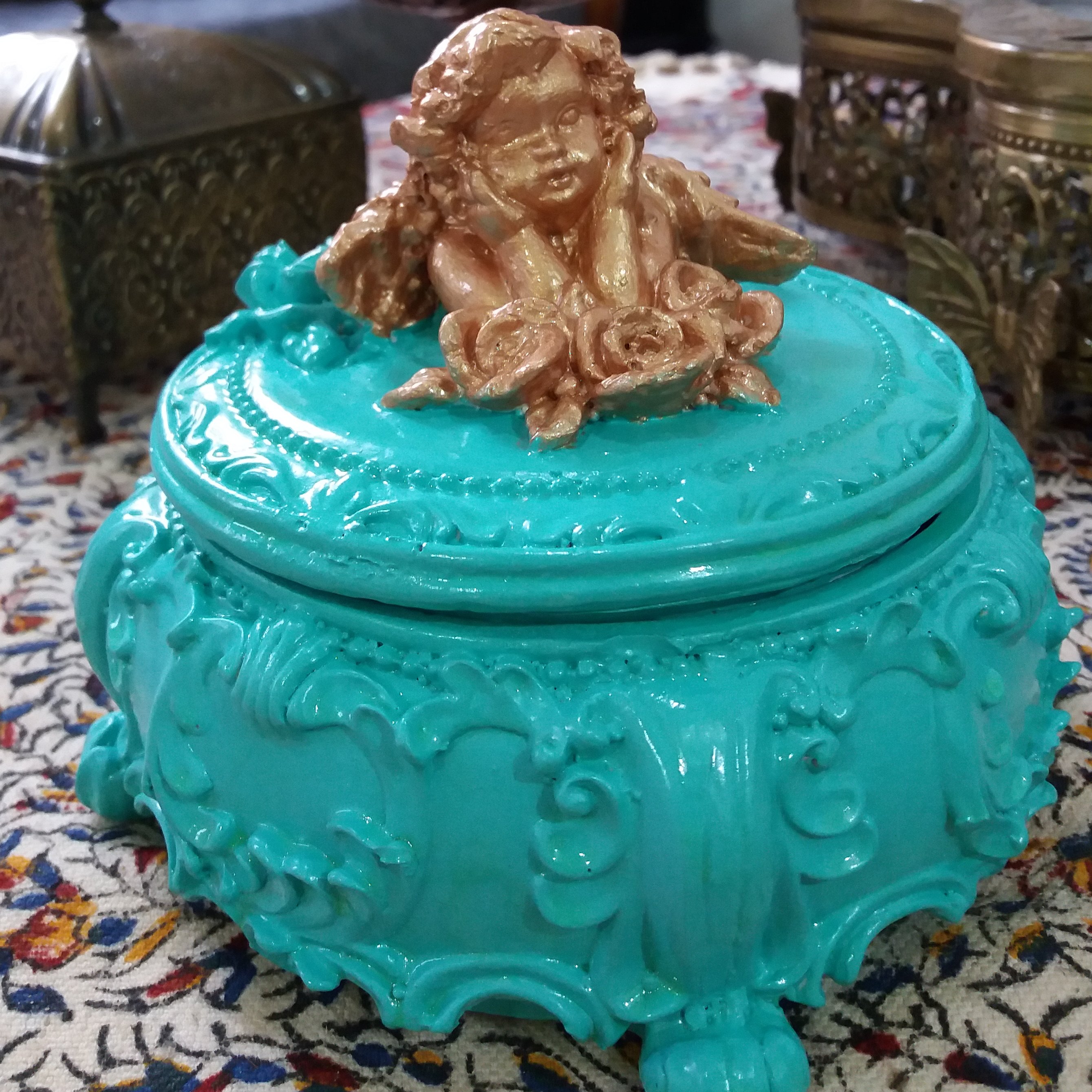 شکلات خوری فیروزه ای و طلایی جنسش پلی استر قابل شستشو با اسکاج نرم  