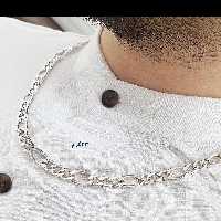 ست گردنبند و دستبند کارتیر نقره ای رنگ ثابت. زیبا سبک راحت عین نقره هست قیمت پارسال