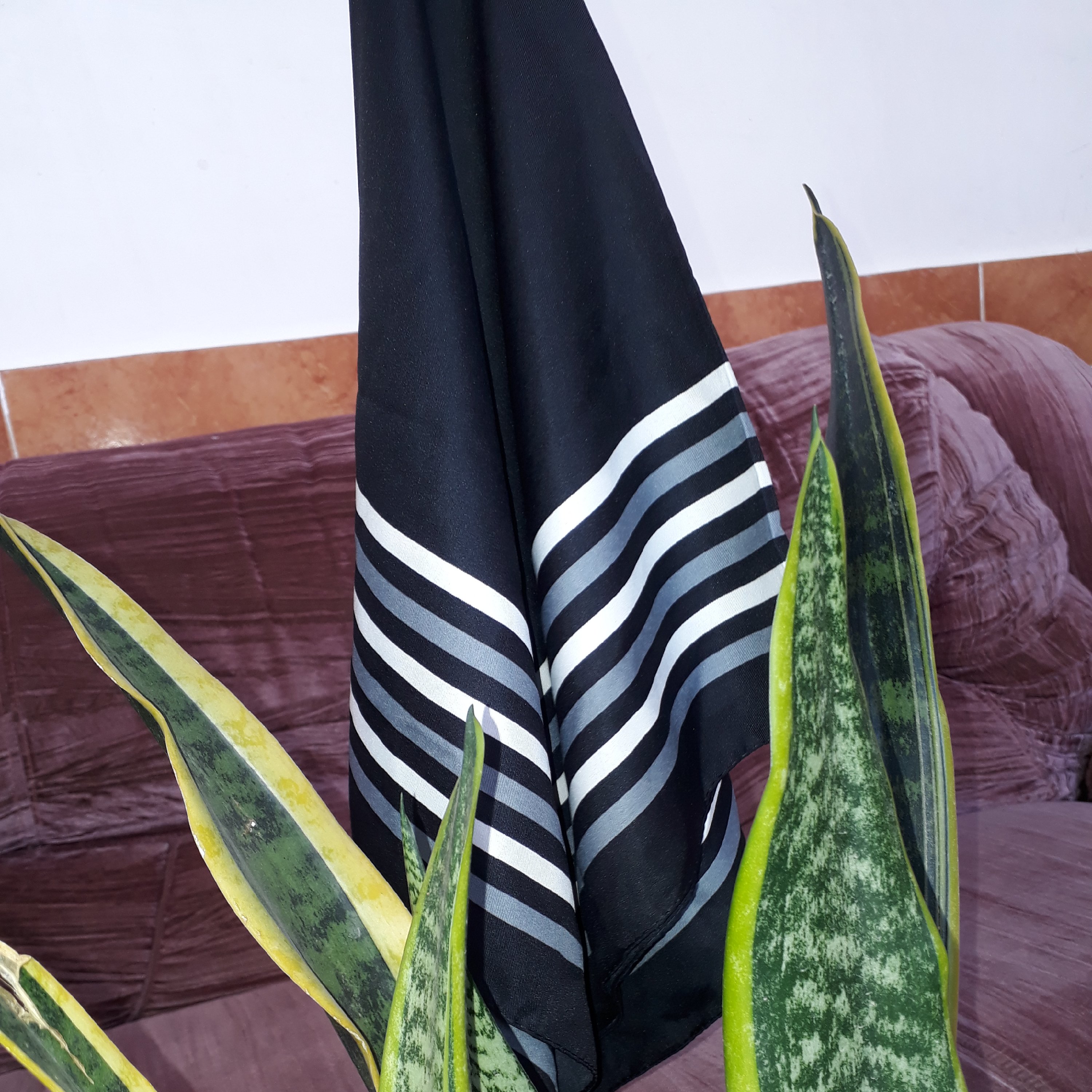 روسری کوچک( مینی اسکارف)فقط 1عدد باقی مانده قیمت بااحترام 90تومان