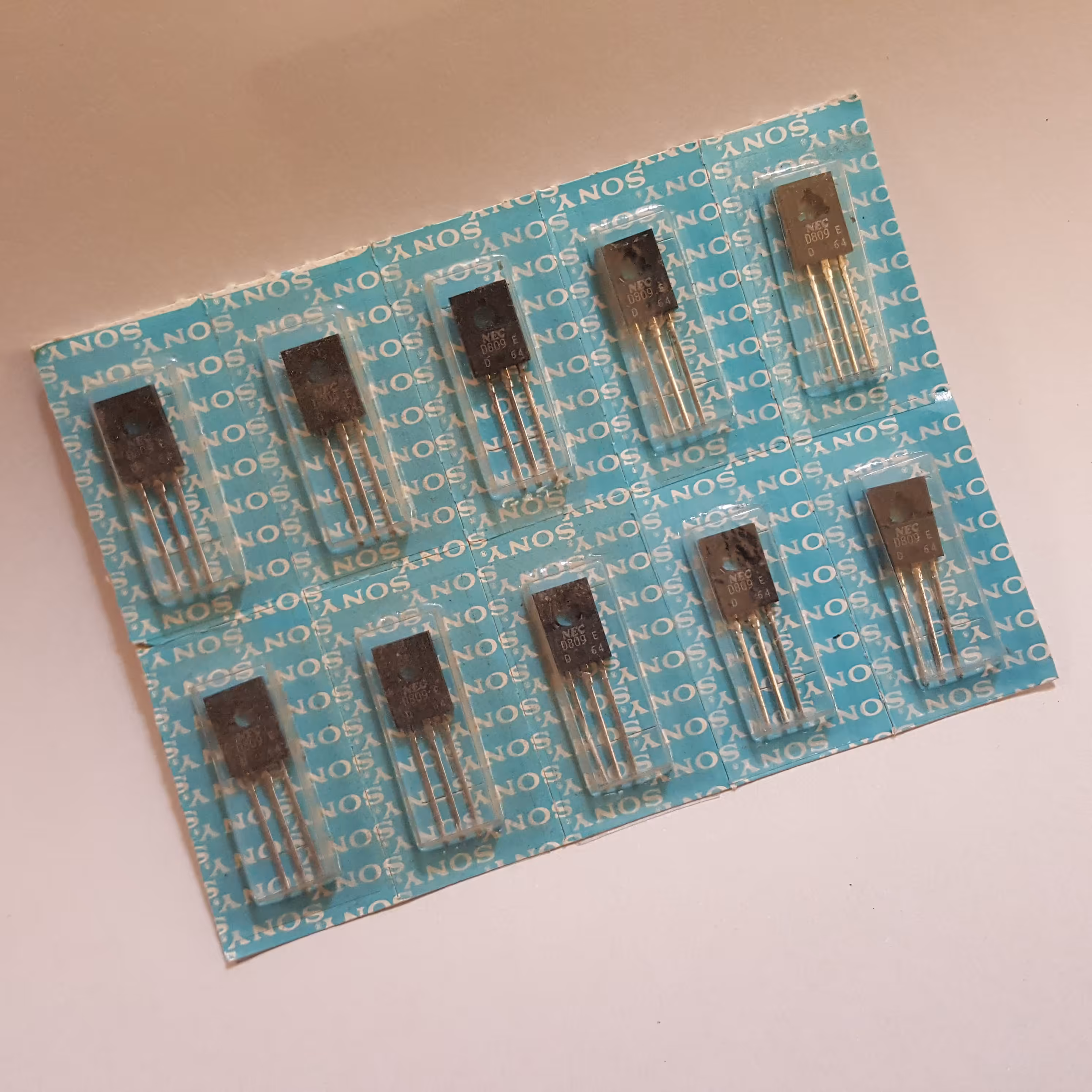 ترانزیستور D809