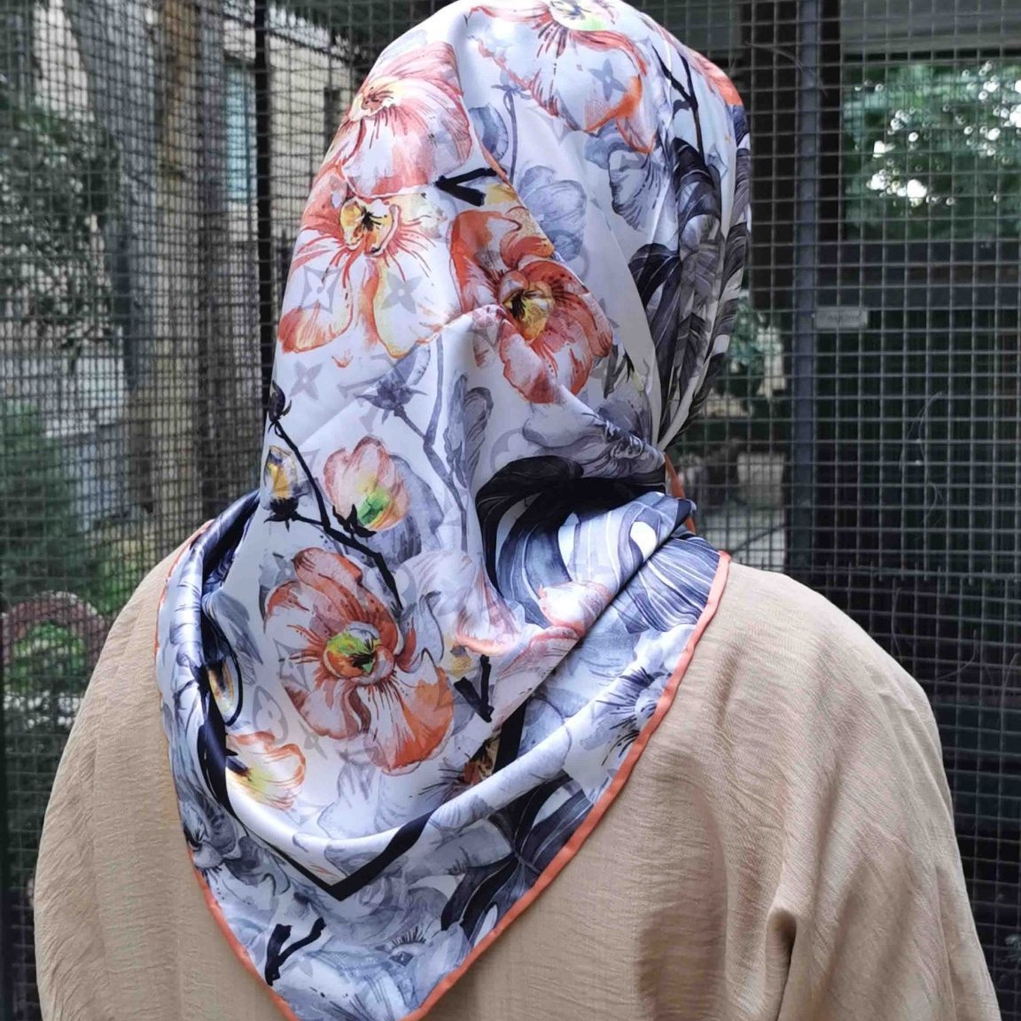 روسری ساتن ابریشمی قواره کوچیک طرح برگ