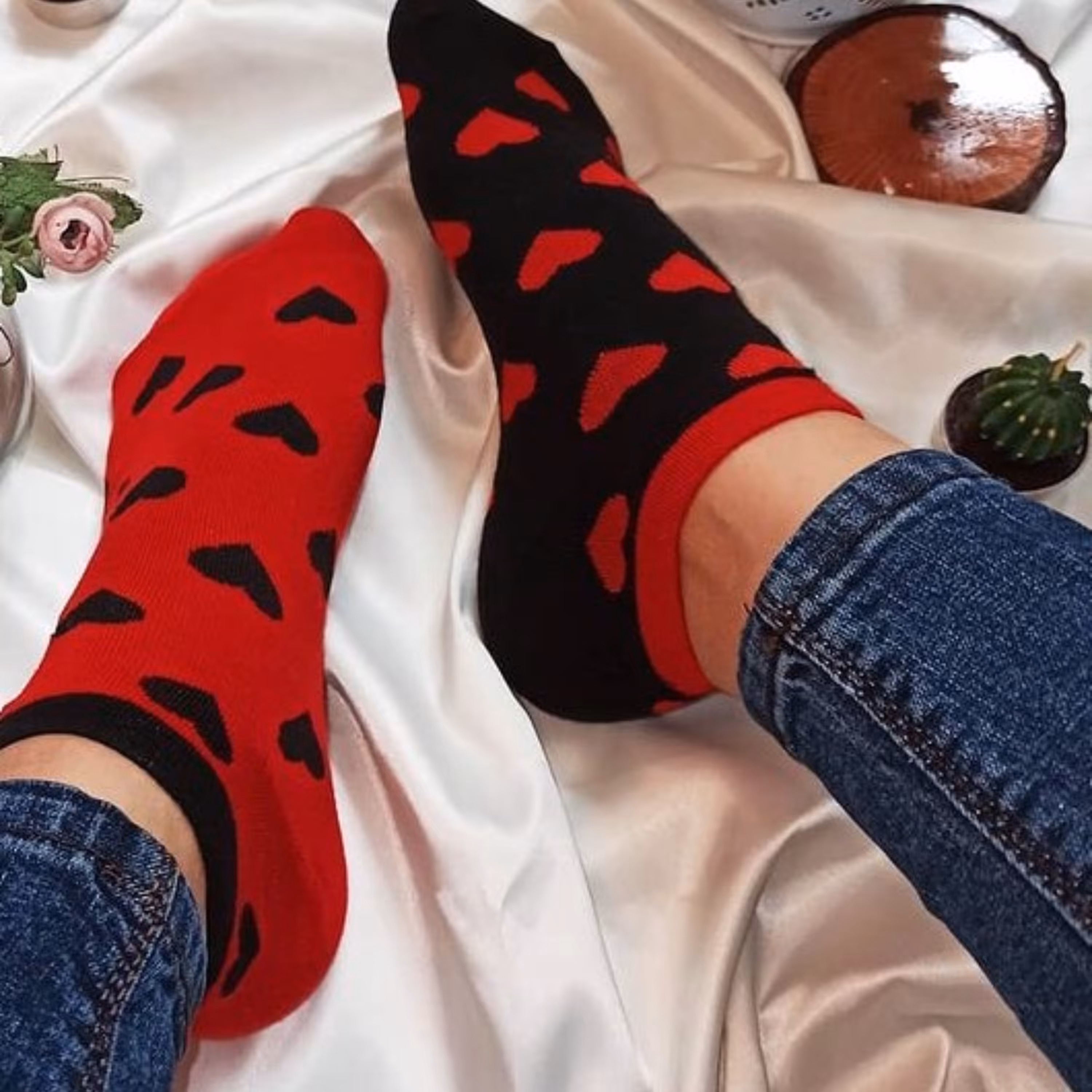 جوراب تا به تا قلب مشکی و قرمز