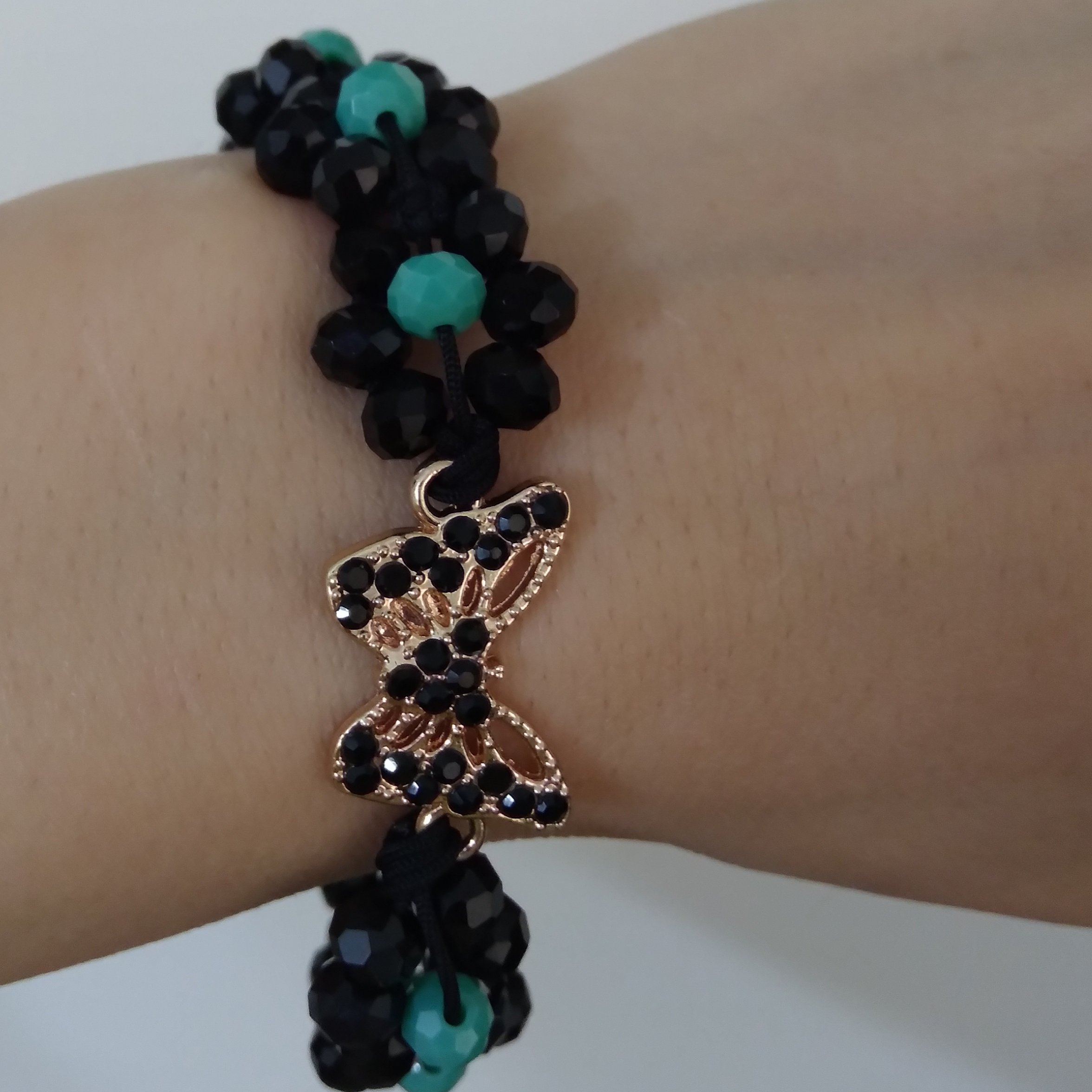 دستبند طرح گل با پلاک پروانه