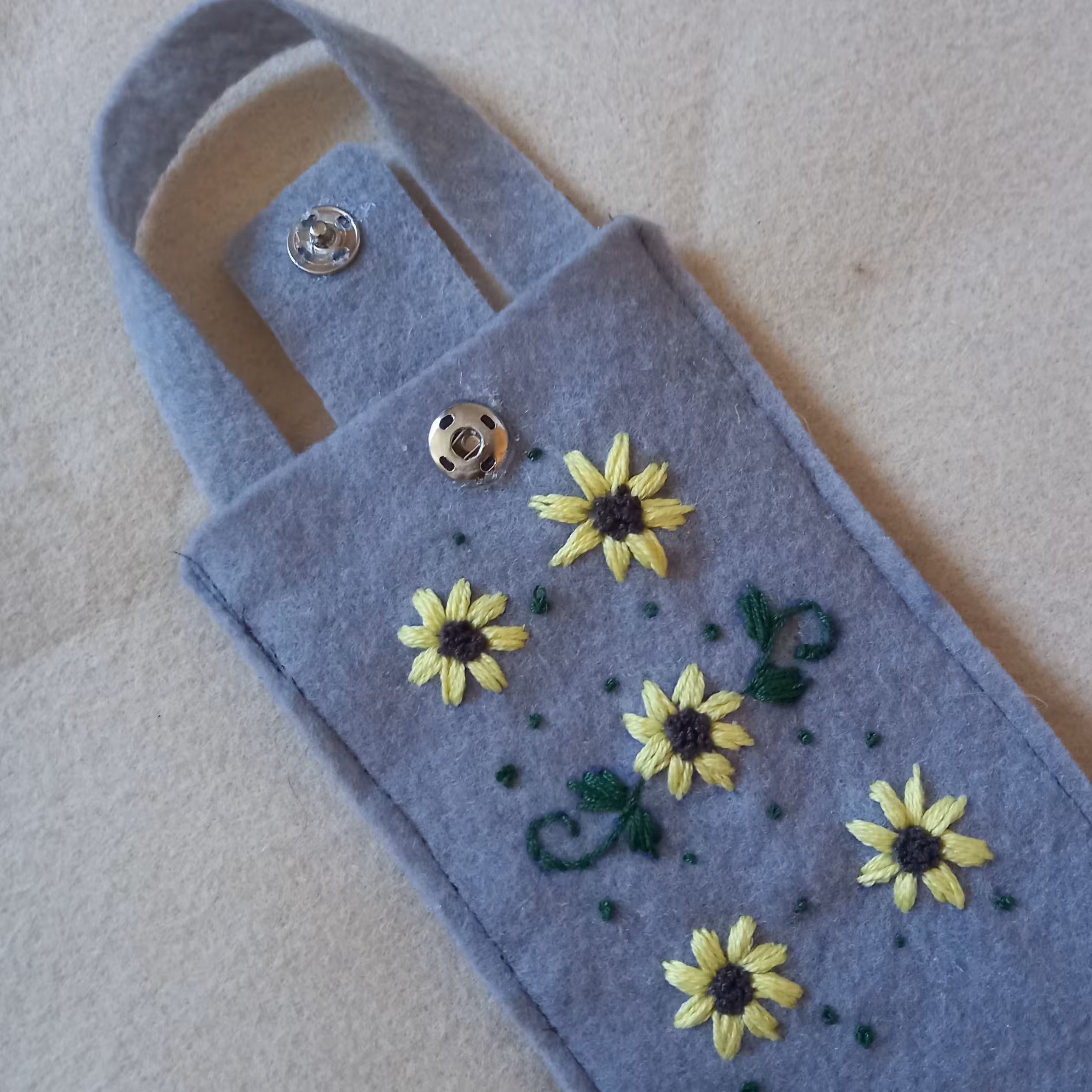 کیف گوشی گلدوزی شده با دست طرح گل آفتابگردان