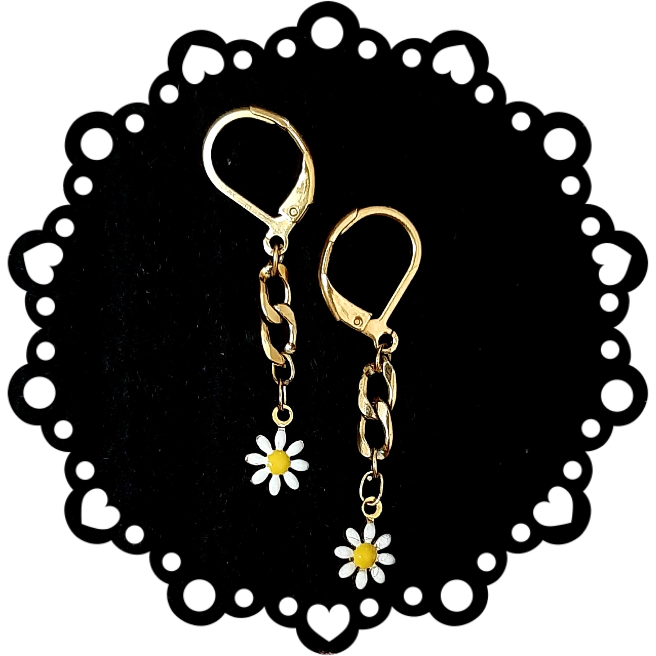 گوشواره بابونه وکارتیر