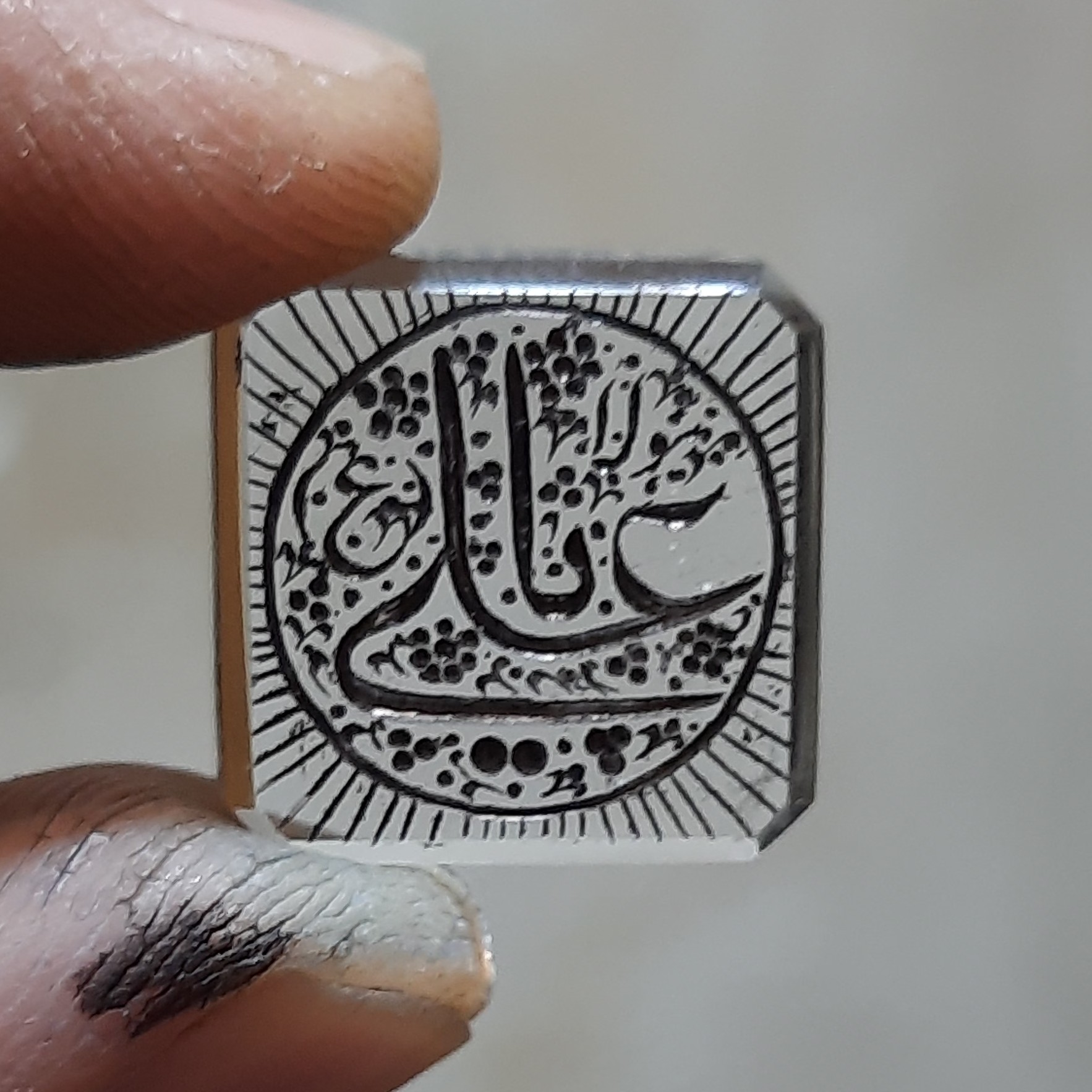 نگین ازسنگ دُرنجف طبیعی واصل وشفاف حکاکی شده