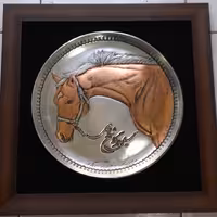 تابلوی قلم زنی روی بشقاب مسی با رو کش قلع سینی 40 سانت.  طرح اسب اصیل ترکمن. 