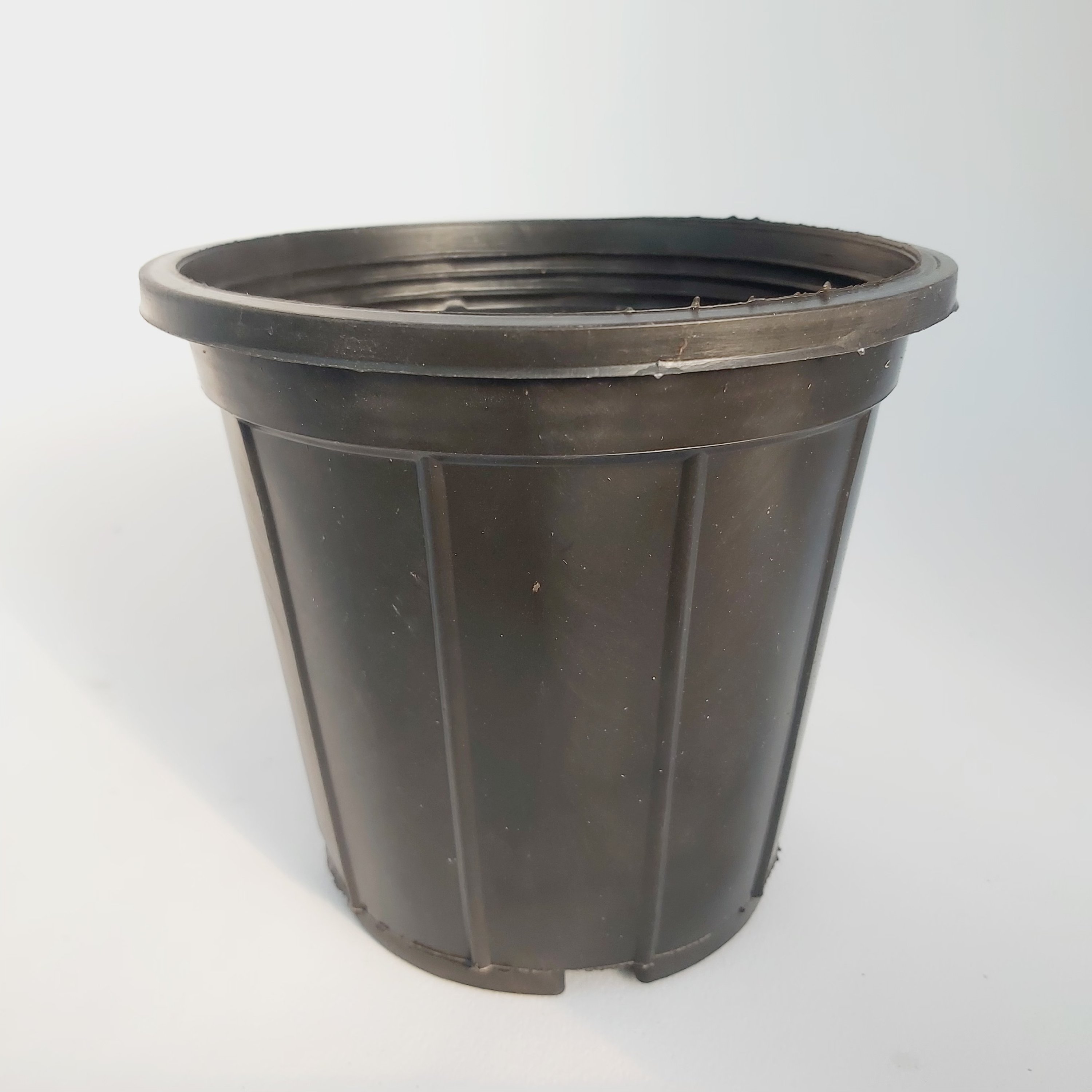 گلدان پلاستیکی سایز 3 کوچک (پک10 عددی) ابعاد دهنه 15 سانتیمترو ارتفاع 14 سانتیمتر