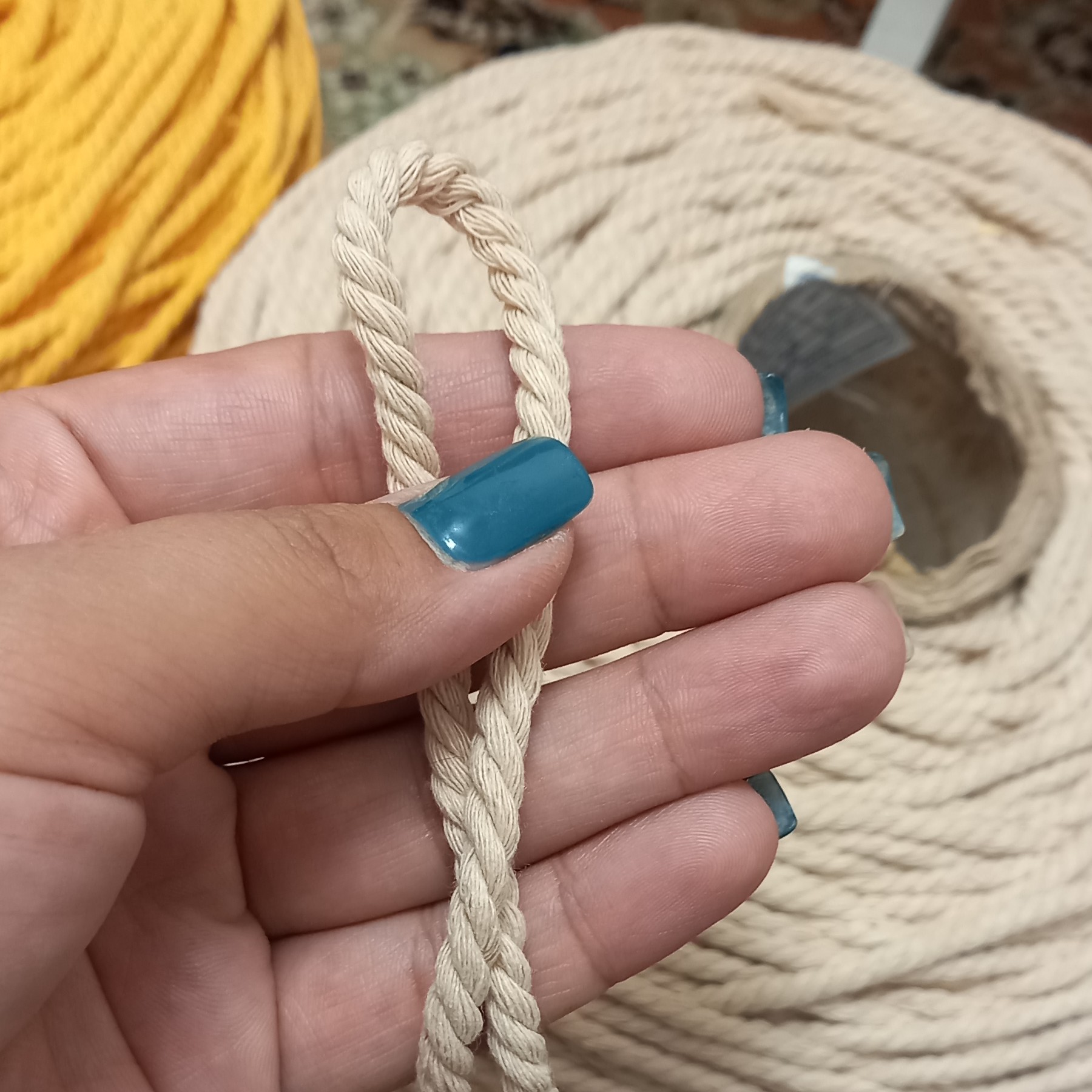 نخ مکرومه 4 میل،شیری رنگ ،وزن 2282 گرم