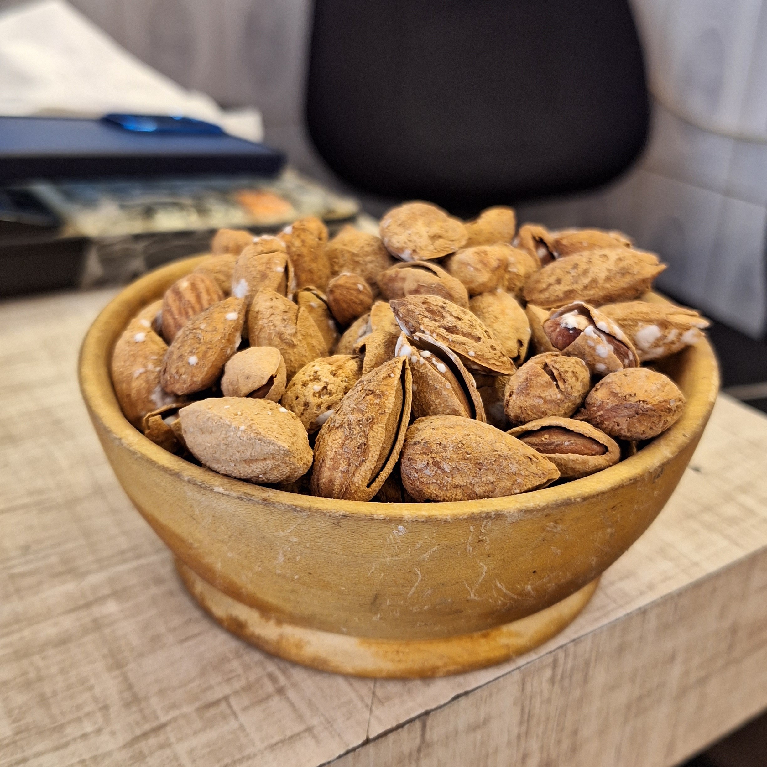 بادام پوست کاغذی محلی(2000 گرمی) ارسال رایگان