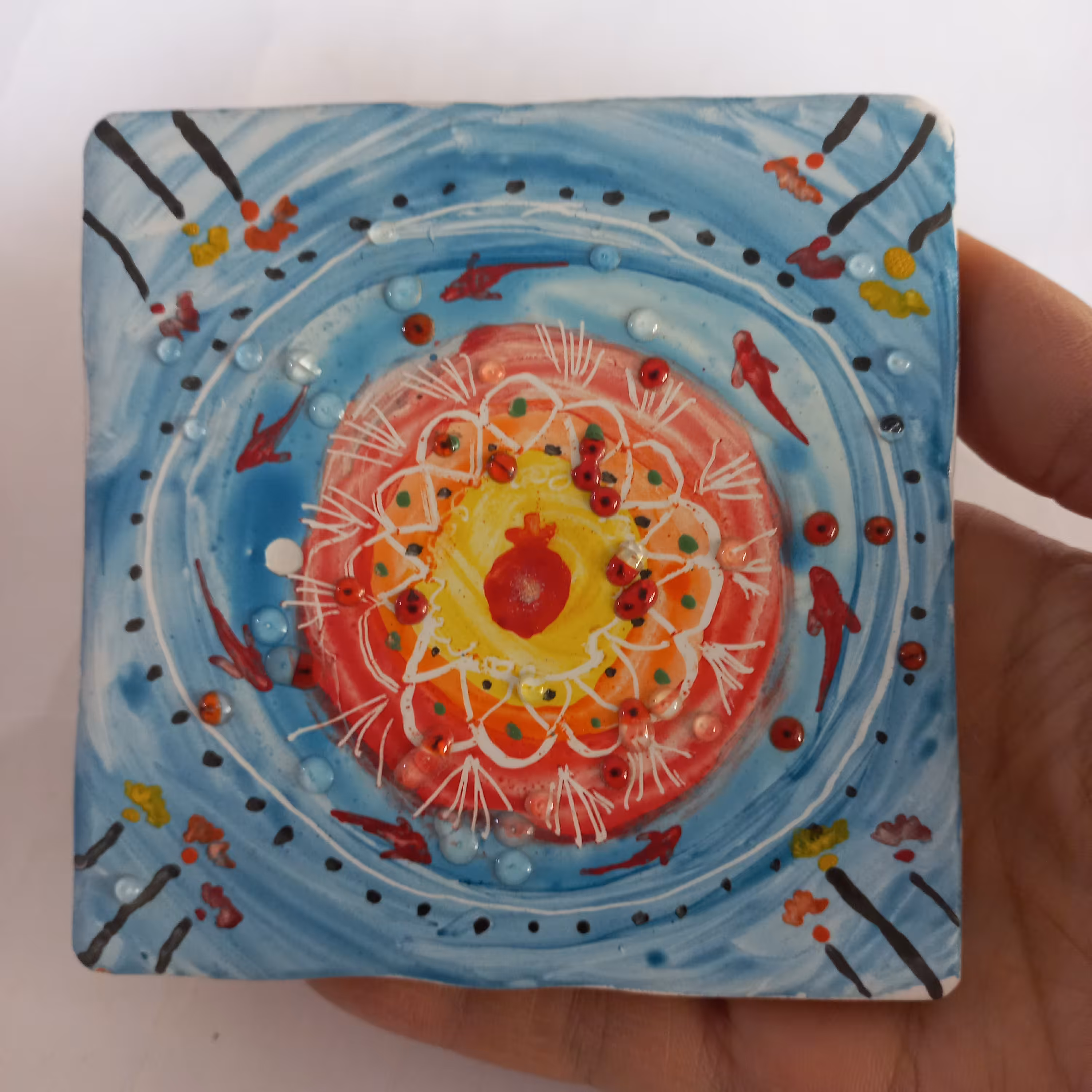 تابلو کاشی دستساز طرح حوض ماهی و انار  10سانتیمتری 