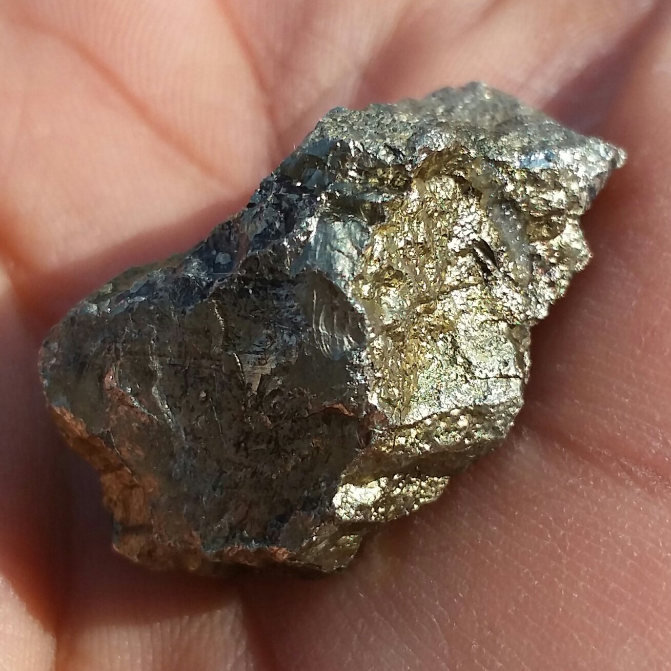 سنگ راف حبه شده پیریت طلایی ملقب به سنگ طلا صد در صد طبیعی شاهکار خلقت بینهایت زیبا
تماما پیریت بدون ناخالصی
بی نظیر
