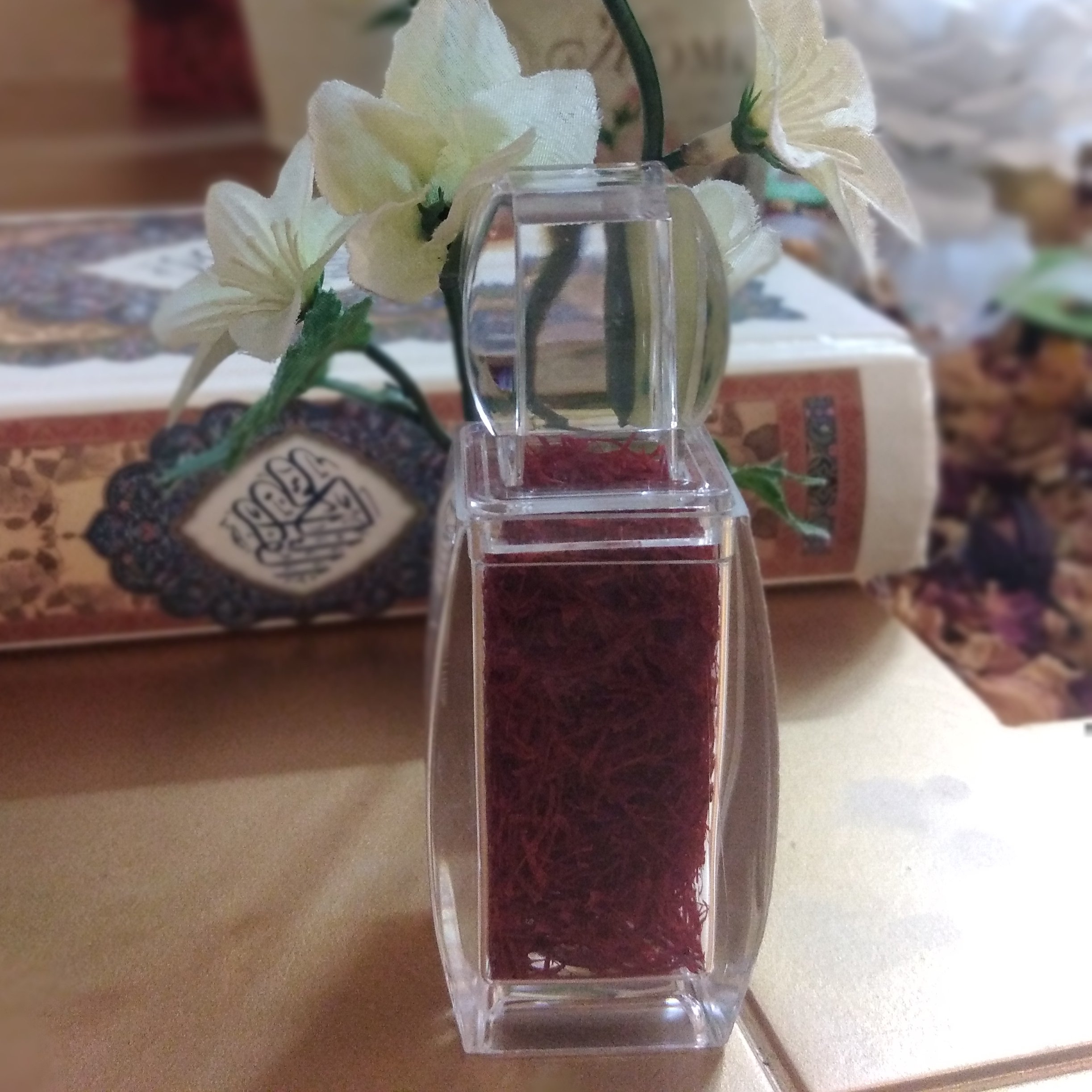 زعفران سوپر نگین اتویی، 4گرمی با ظرف کریستالی آذین، بارنگ دهی بالا