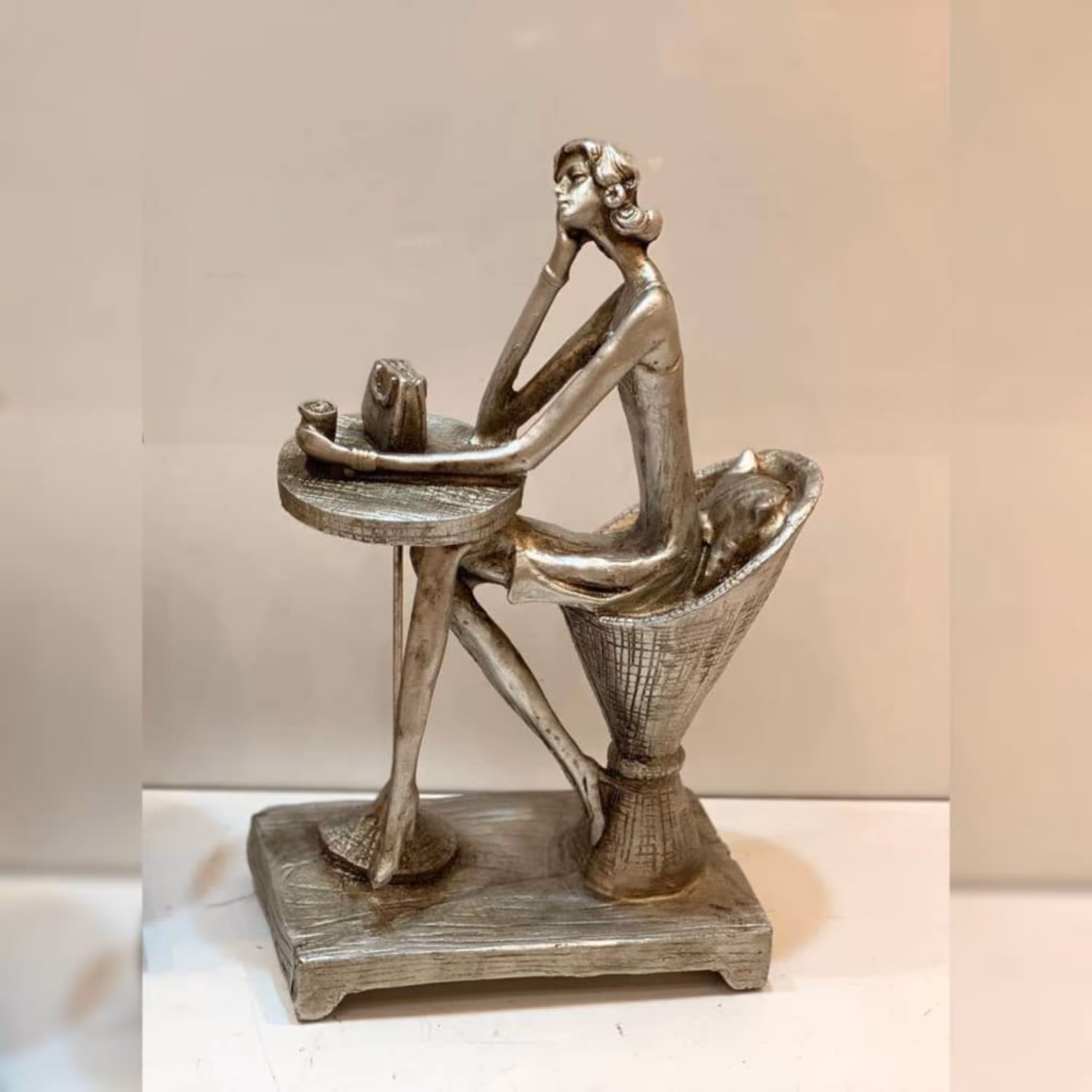 مجسمه دختر زن تنها 