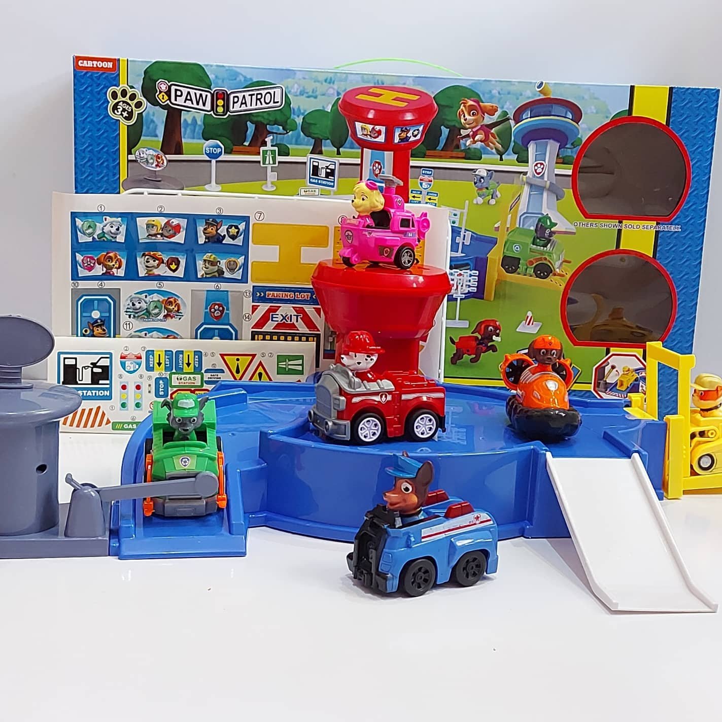 پارکینگ سگ های نگهبان با برج و دو شخصیت