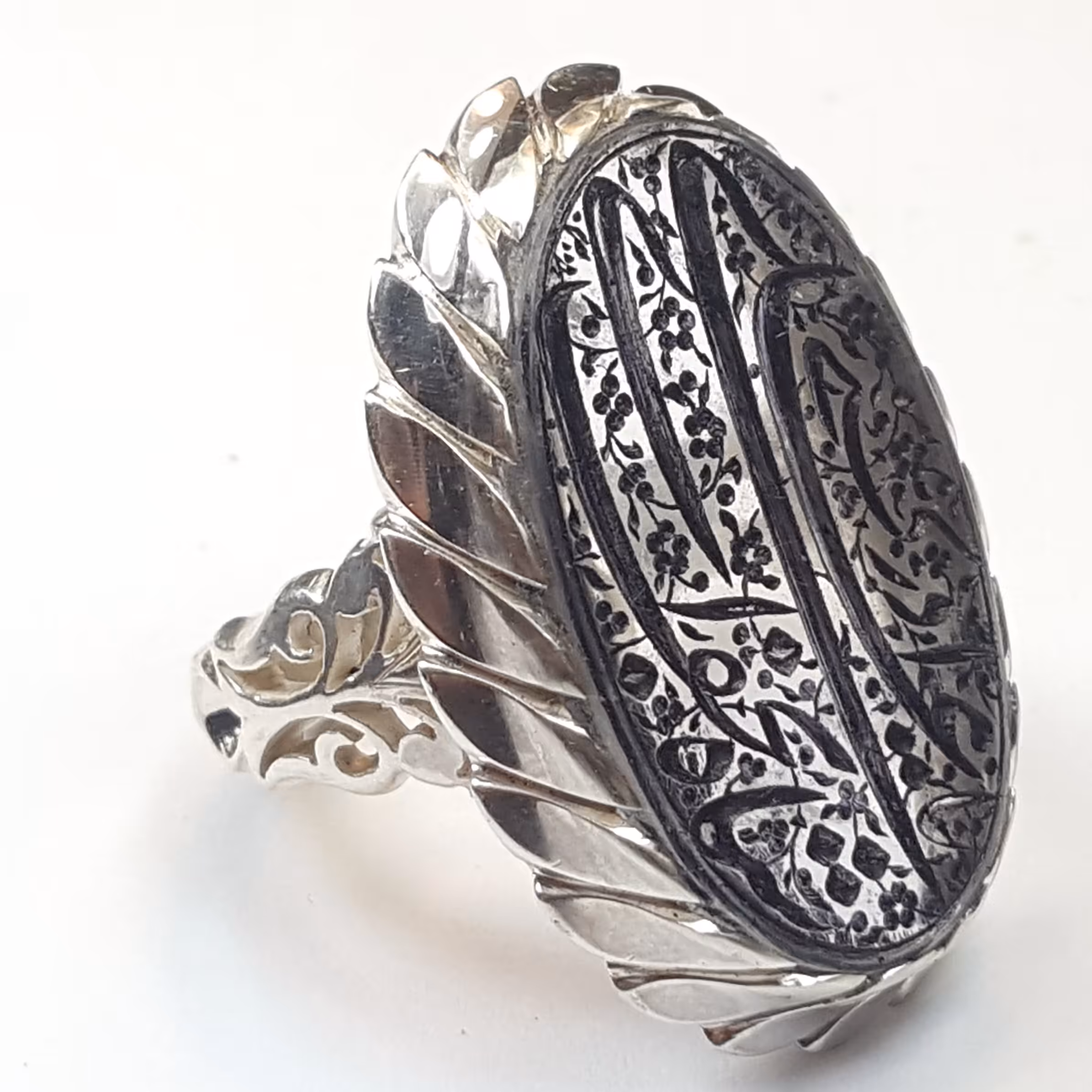 نگین درنجف اصلی 
رکاب دست ساز مدل صفوی دور چنگ 
ابعاد نگین 30 در 20 
وزن انگشتر کامل 21.8 
قیمت 4500تومان