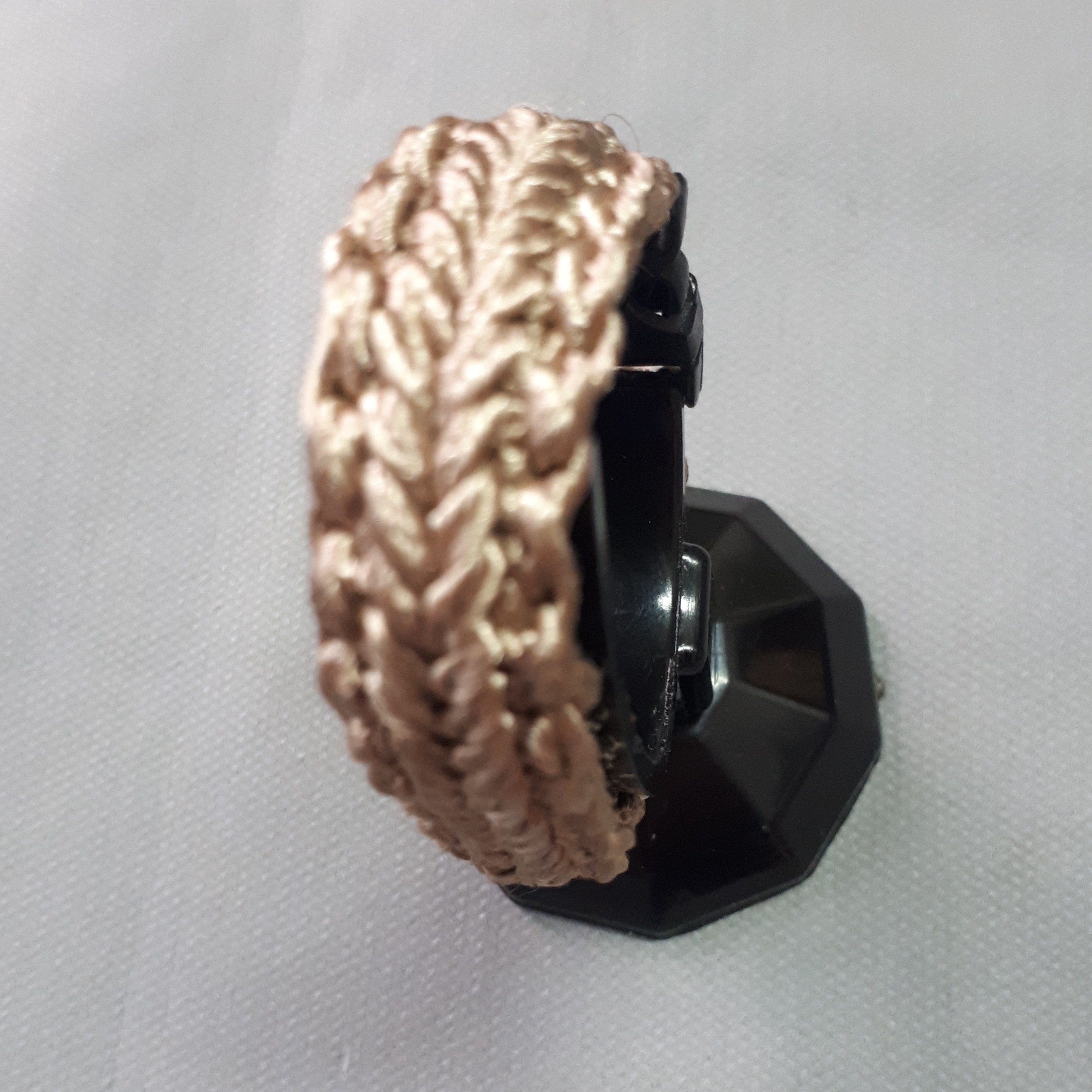 دستبند نخ ریون زیبا و بافت عالی کرم رنگ  بهترین هدیه برای آنان که دوستشان دارید 