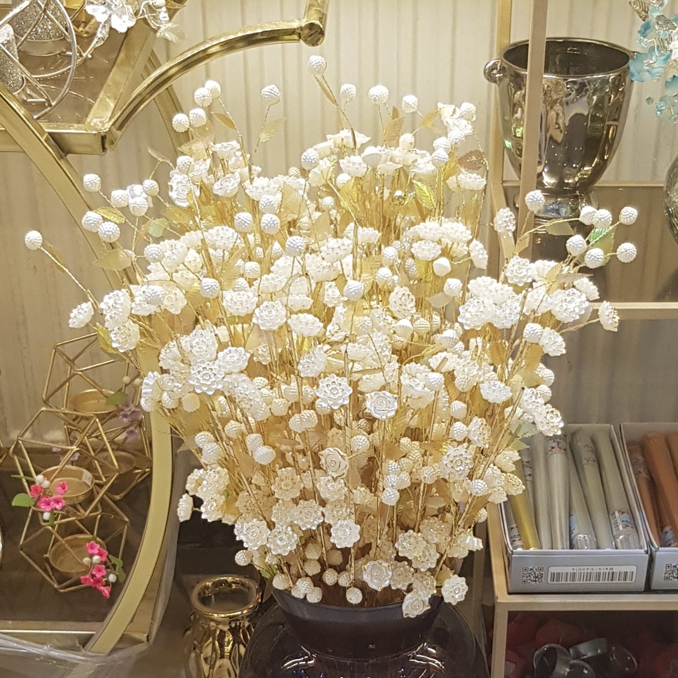 گل مصنوعی کریستالی، شکوفه سفید لب طلایی بزرگ، دسته های 5 تایی 220هزار تومان 