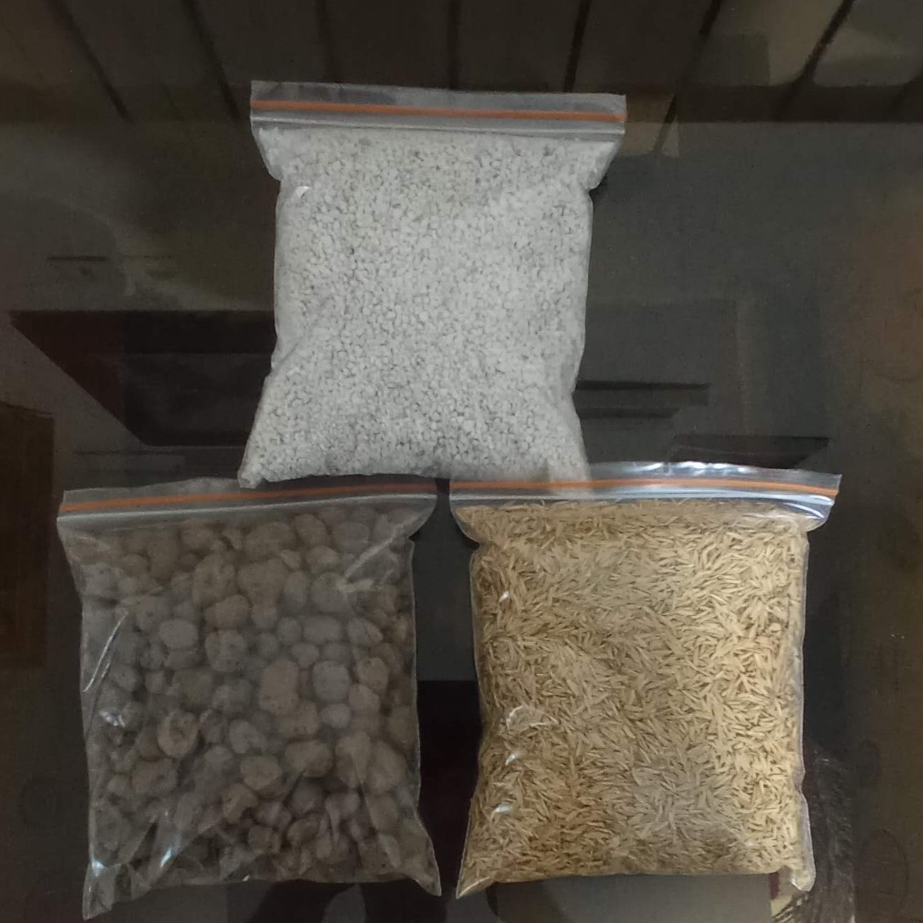 پک سه بسته پرلیت ، لیکاپون و پوست برنج مناسب جهت استفاده در خاک گلدان های آپارتمانی با قابلیت سبک سازی خاک و افزایش زهکش