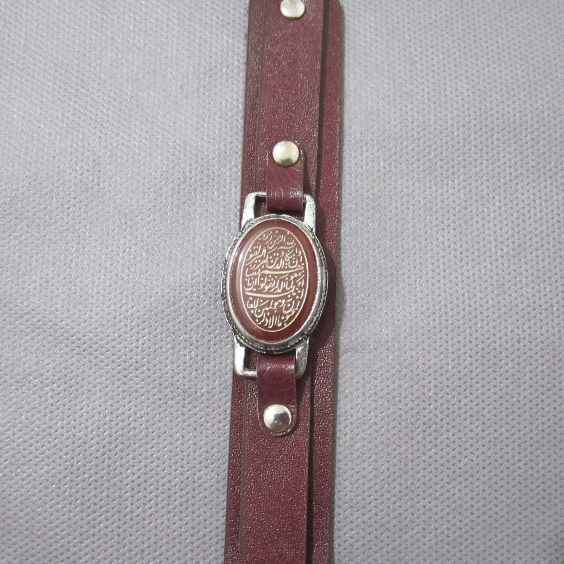 دستبند وان یکاد دارای بند چرمی طبیعی و کتیبه عقیق خطی