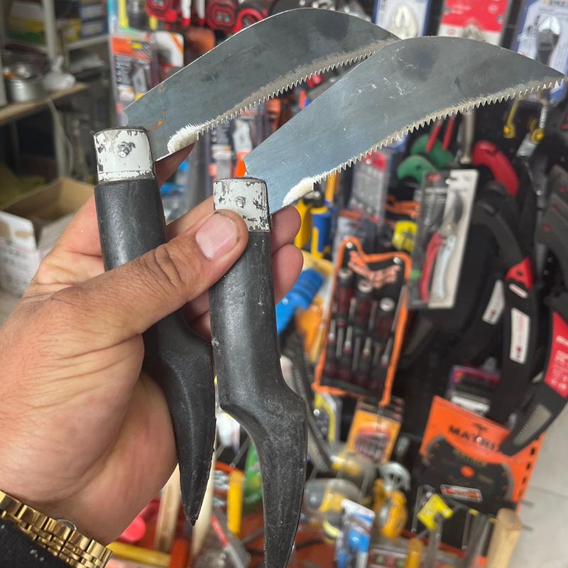 علف زن دستی باغبانی برای حذف علف های هرز باغات ابزاری چاقویی بازوبسته شو اره ای بسیار کاربردی وعالی