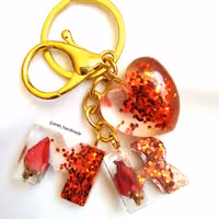 جاسوویچی حرف اول اسم با حروف انگلیسی دو سانتی متری همراه با قلب زیبا  از غرفه بهشت رزین