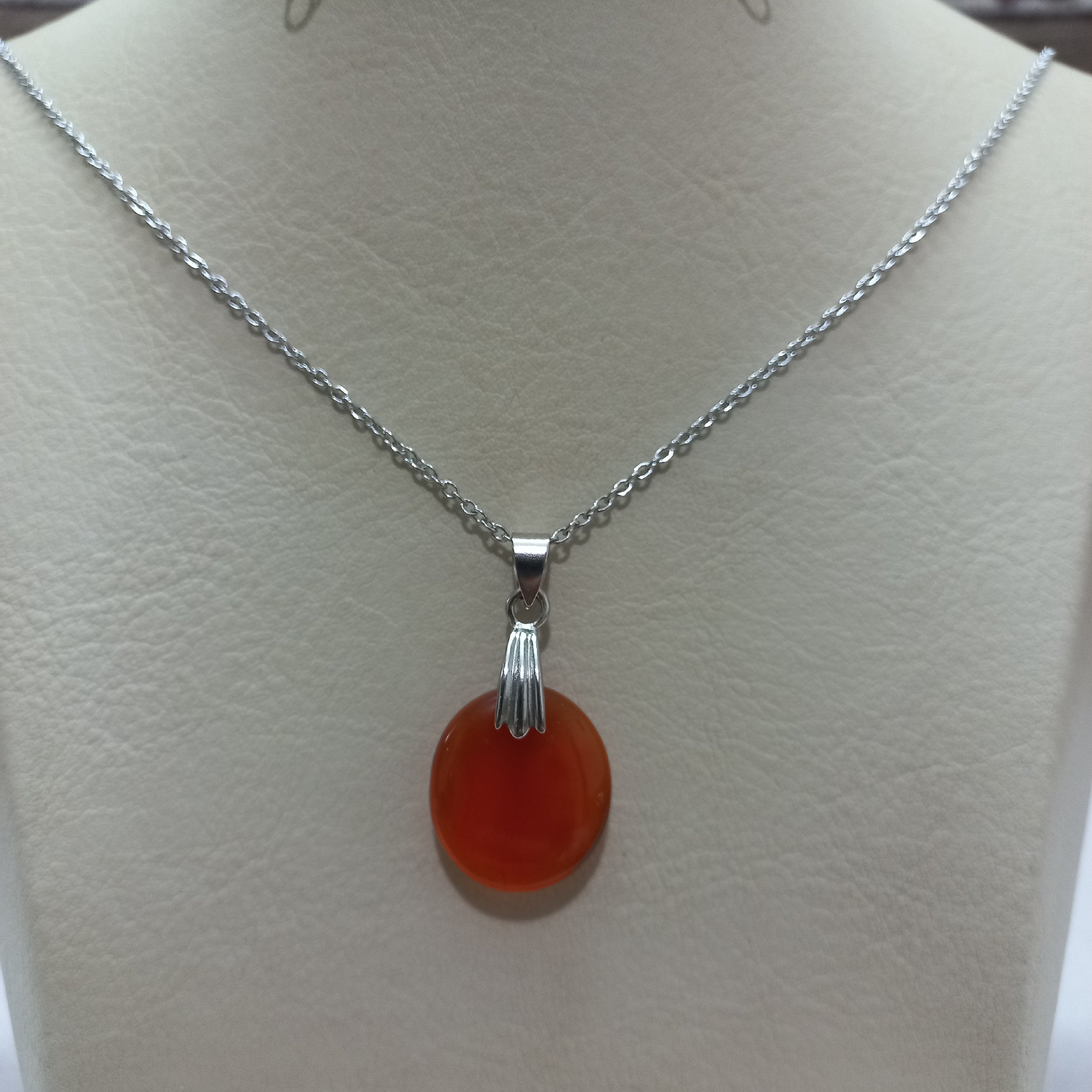 آویز گردنی سنگ عقیق قرمز معدنی اصل گرد همراه با زنجیر استیل رنگ ثابت طلایی 