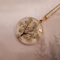 گردنبند یا آویز ماشین رزینی شکوفه های بهاری گرد