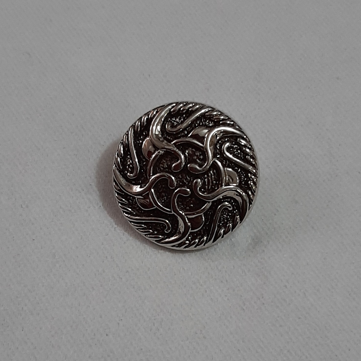 دکمه فلزی نقره ای شیک سایز بزرگ مناسب پالتو و کت و مانتو 