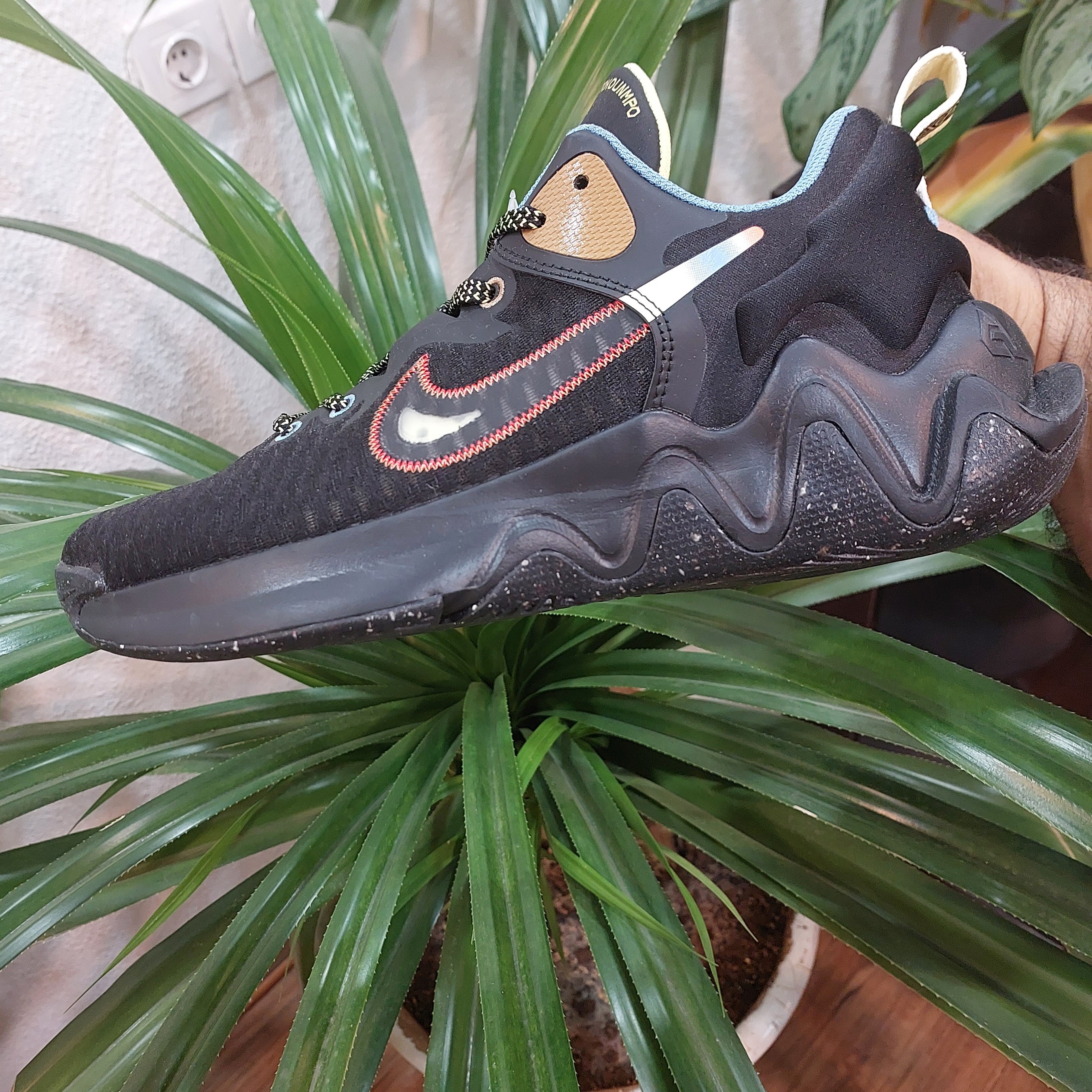 کفش والیبال و بسکتبال نایک یانیس
nike giannis