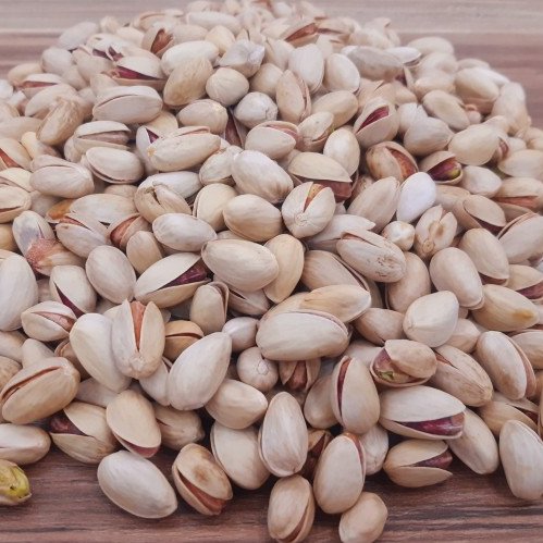 پسته احمد اقایی از انواع پسته بیشتر برای آجیل عید استفاده میشه خوش طعم در بسته های نیم کیلویی به تعداد محدود